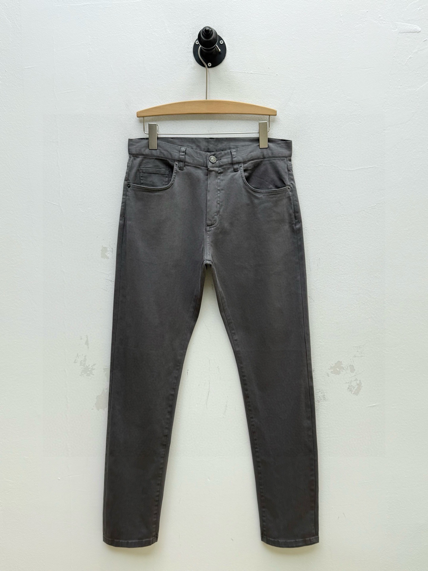 Джинсы мужские в стиле Zegna серого цвета с кожаным патчем