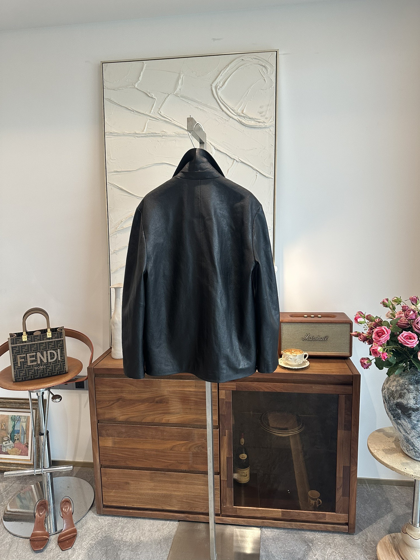 Куртка женская в стиле The Row из натуральной кожи чёрного цвета с минималистичным кроем