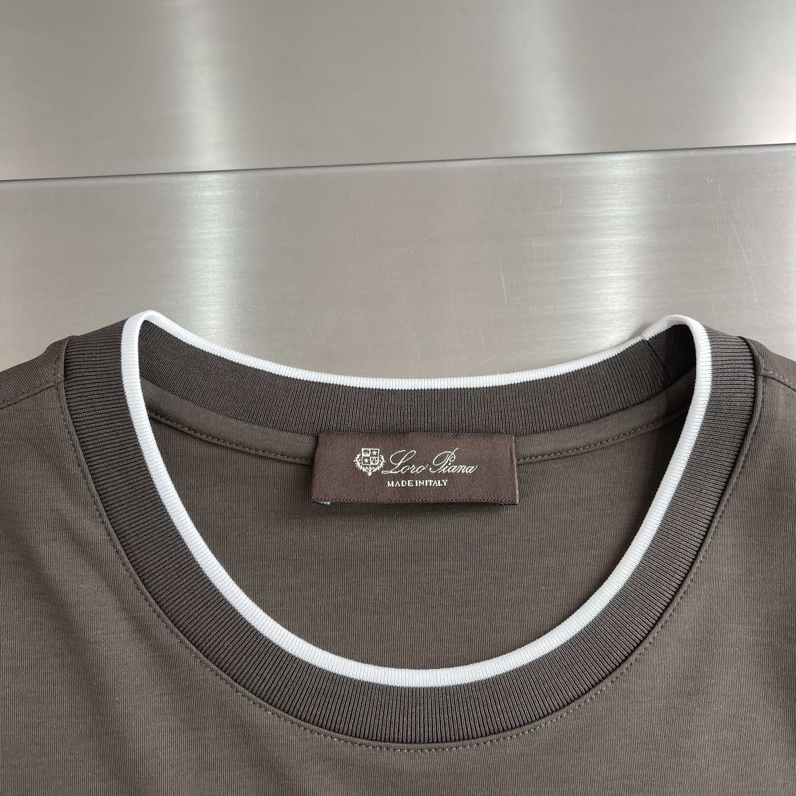 Футболка мужская в стиле Loro Piana из хлопка коричневого цвета с контрастной отделкой