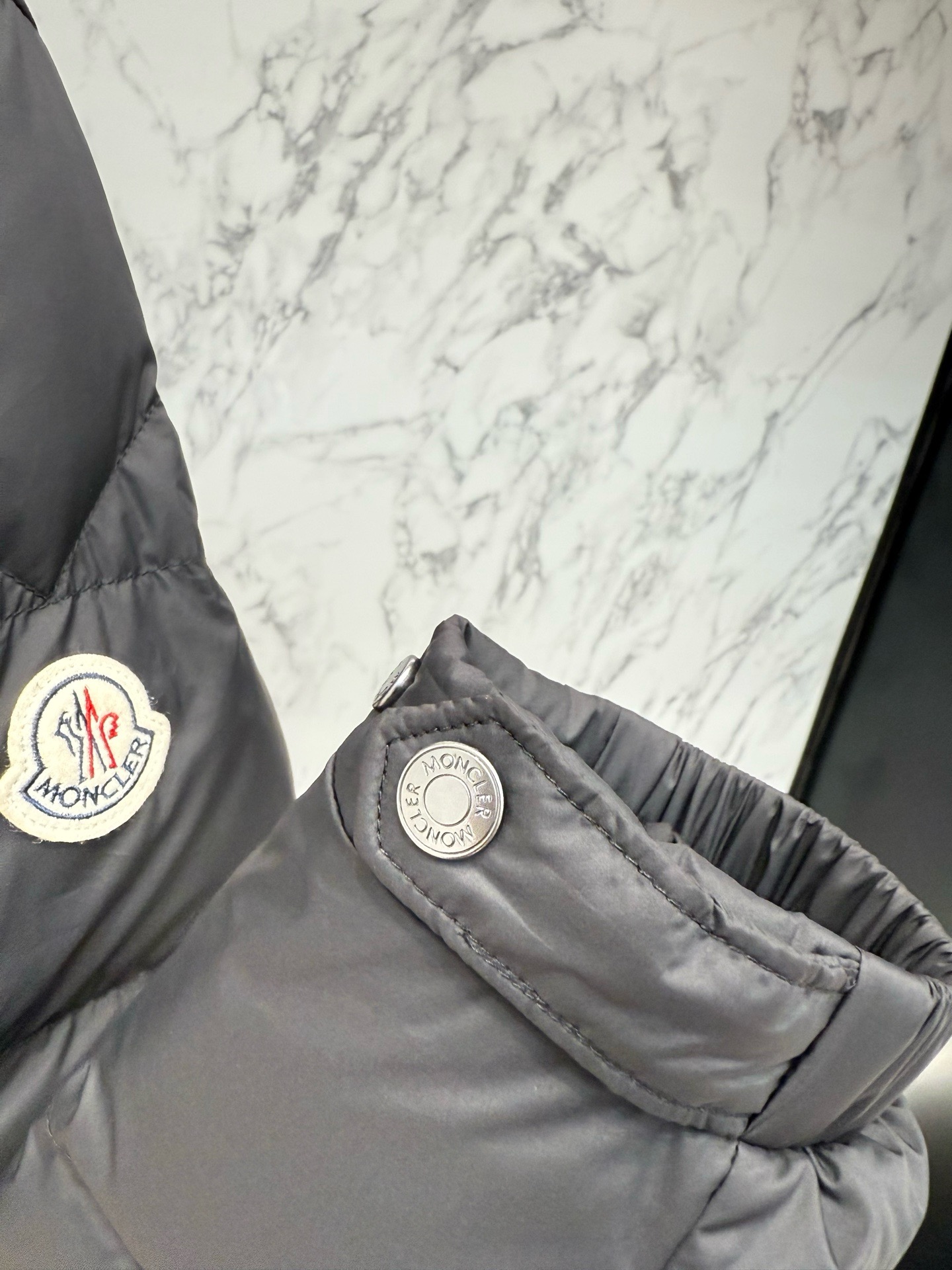 Пуховик мужской Moncler графитового цвета с воротником-стойкой и натуральным пухом