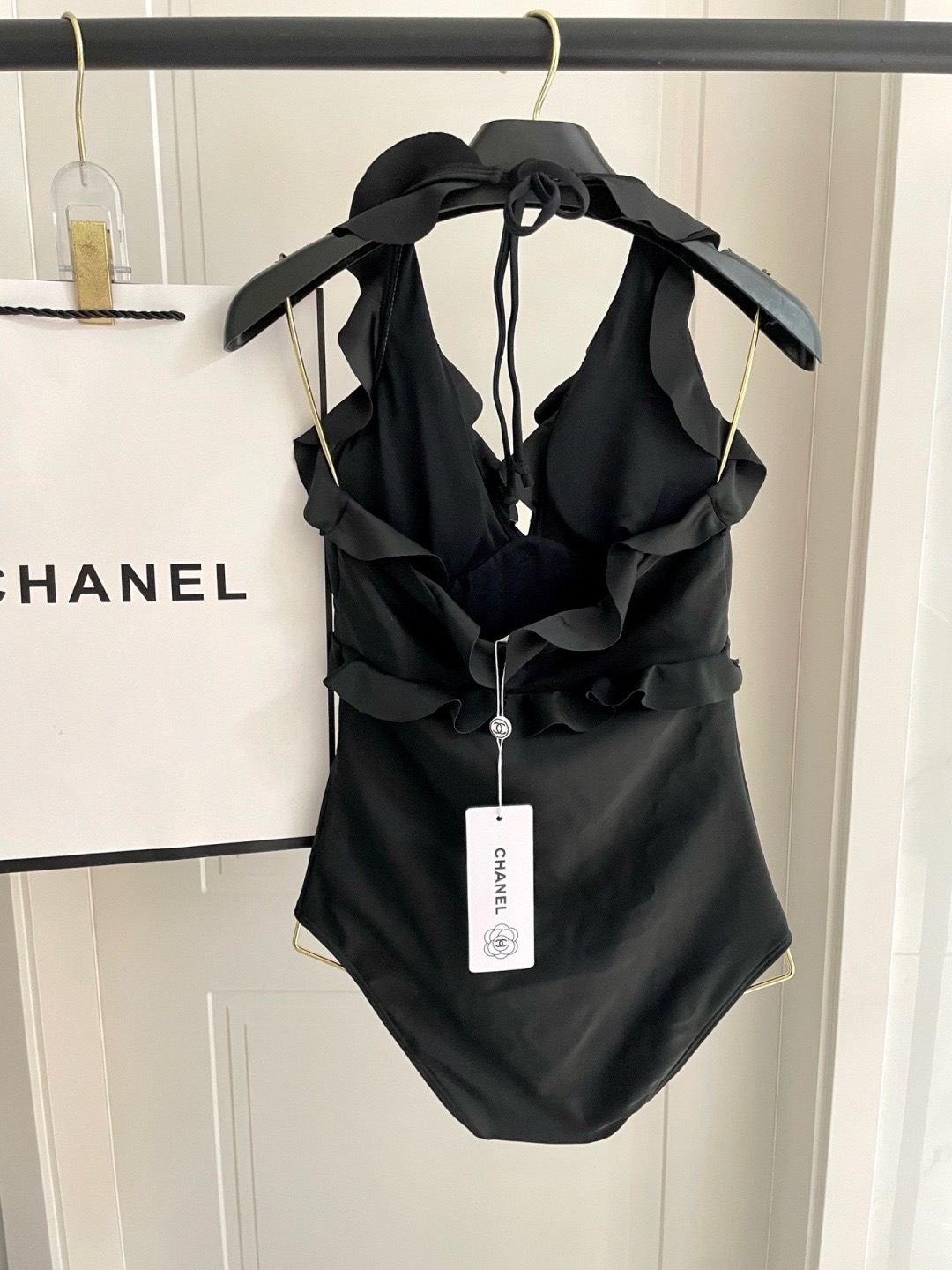 Купальник слитный женский в стиле Chanel чёрного цвета с оборками и завязками
