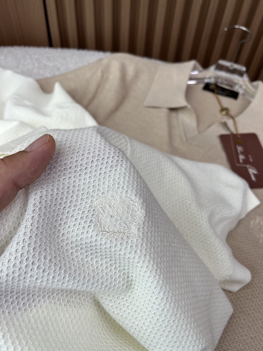Поло мужское в стиле Loro Piana светлого оттенка с V-образным воротом