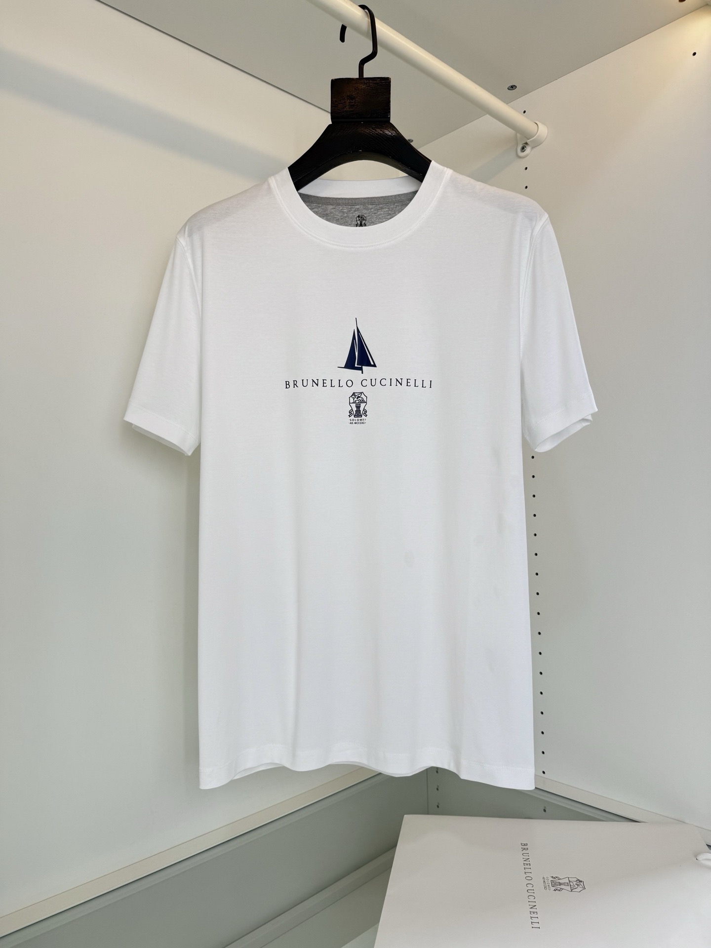 Футболка мужская Brunello Cucinelli Leisure JClass Yacht белого цвета с принтом