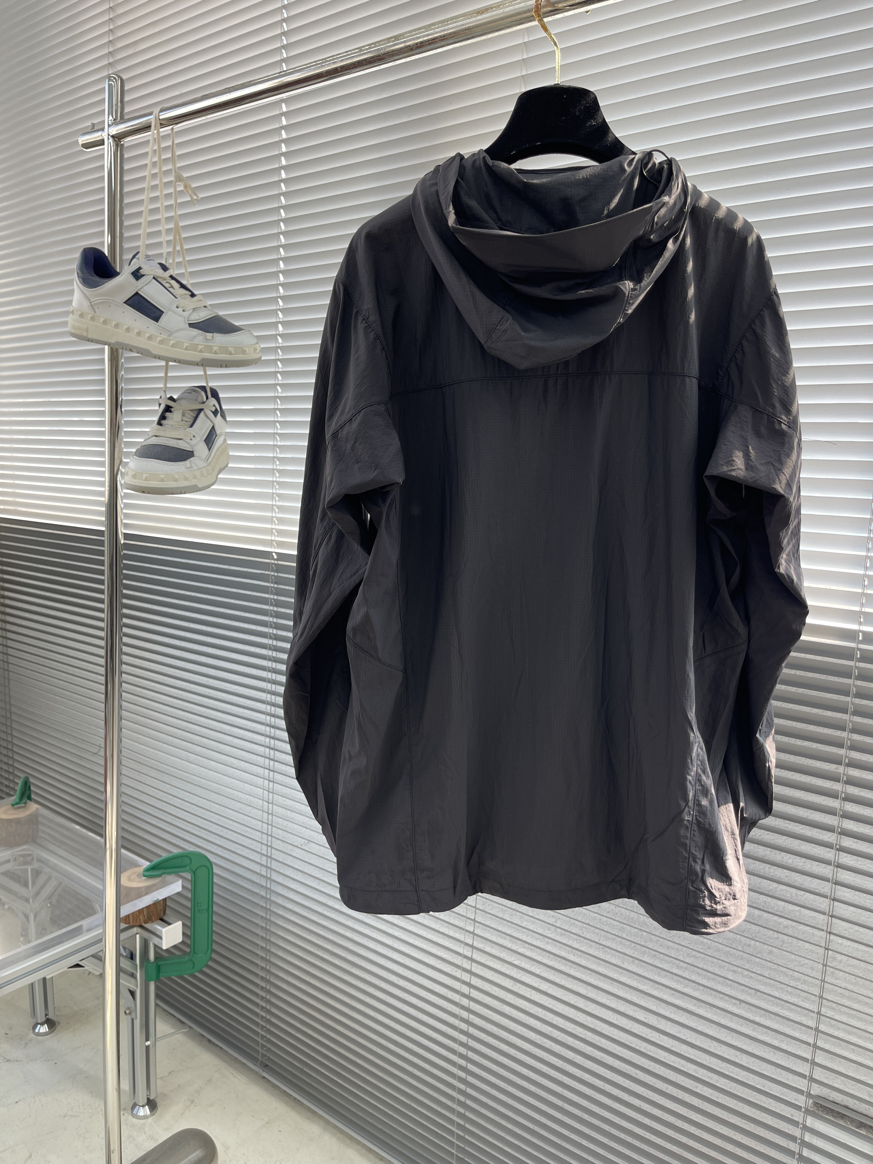Куртка мужская в стиле Arc'teryx с капюшоном чёрного цвета