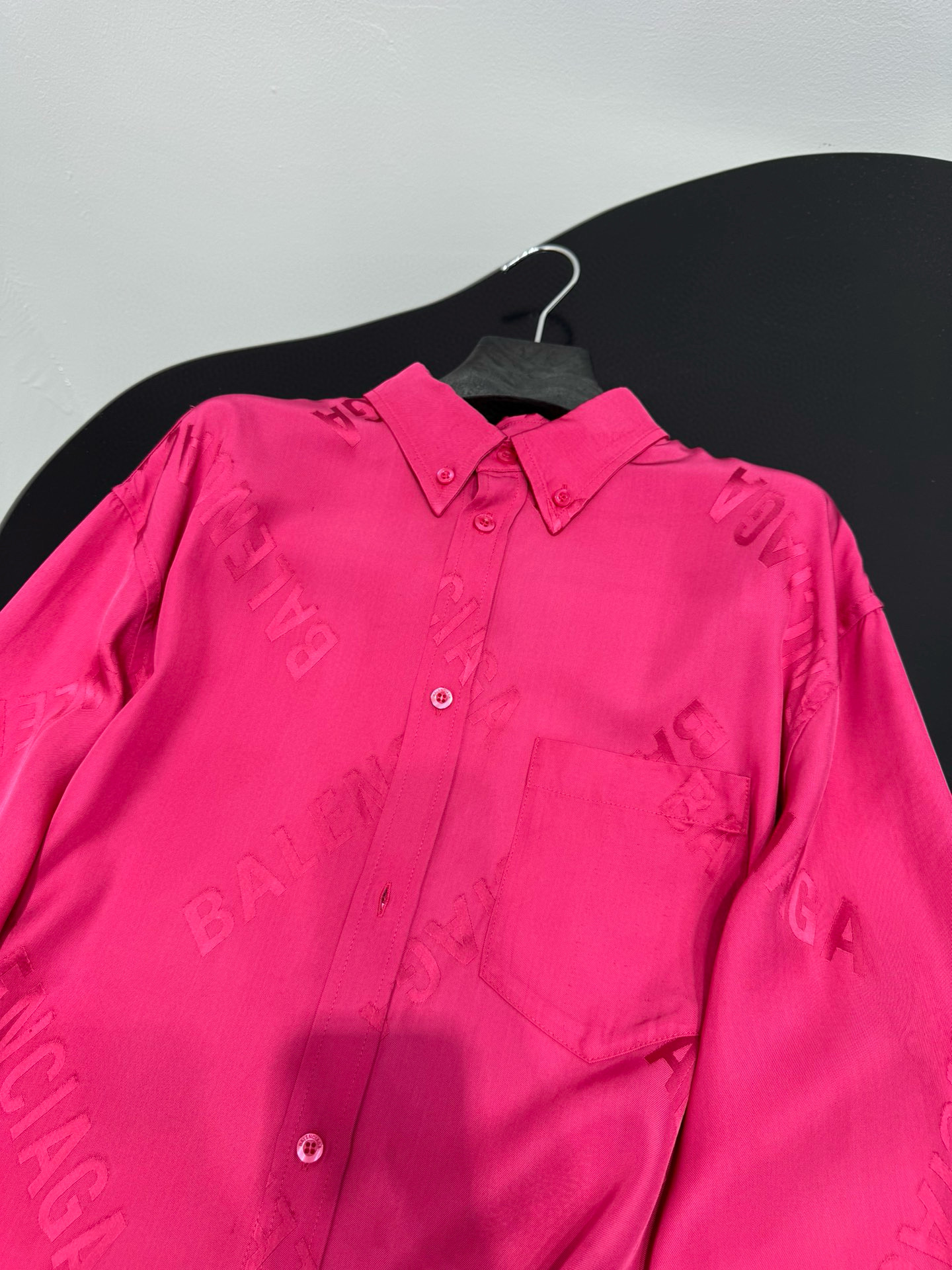 Рубашка женская Balenciaga Logomania из шёлковой жаккардовой ткани розового цвета
