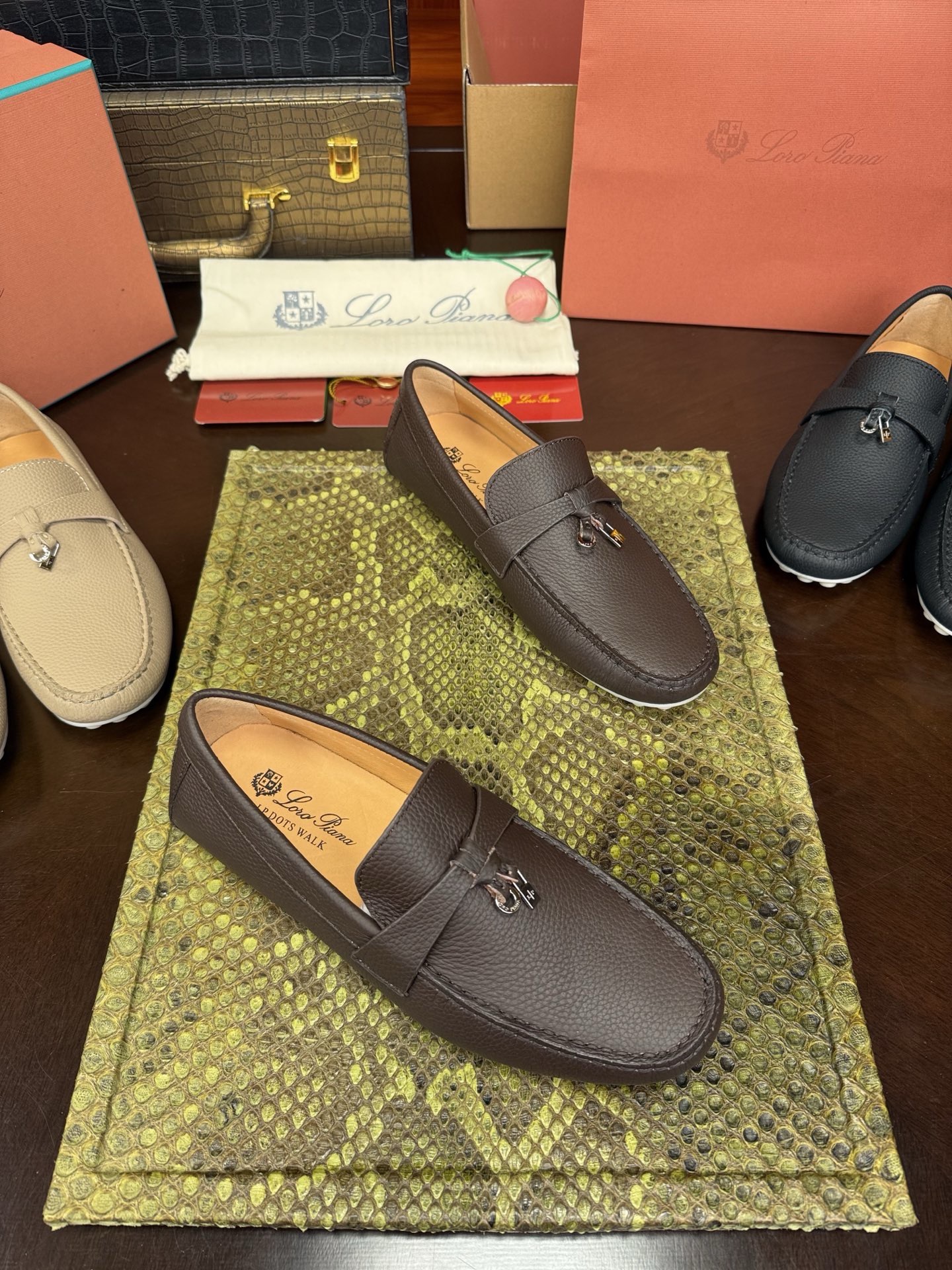Мокасины мужские Loro Piana из натуральной кожи коричневого цвета
