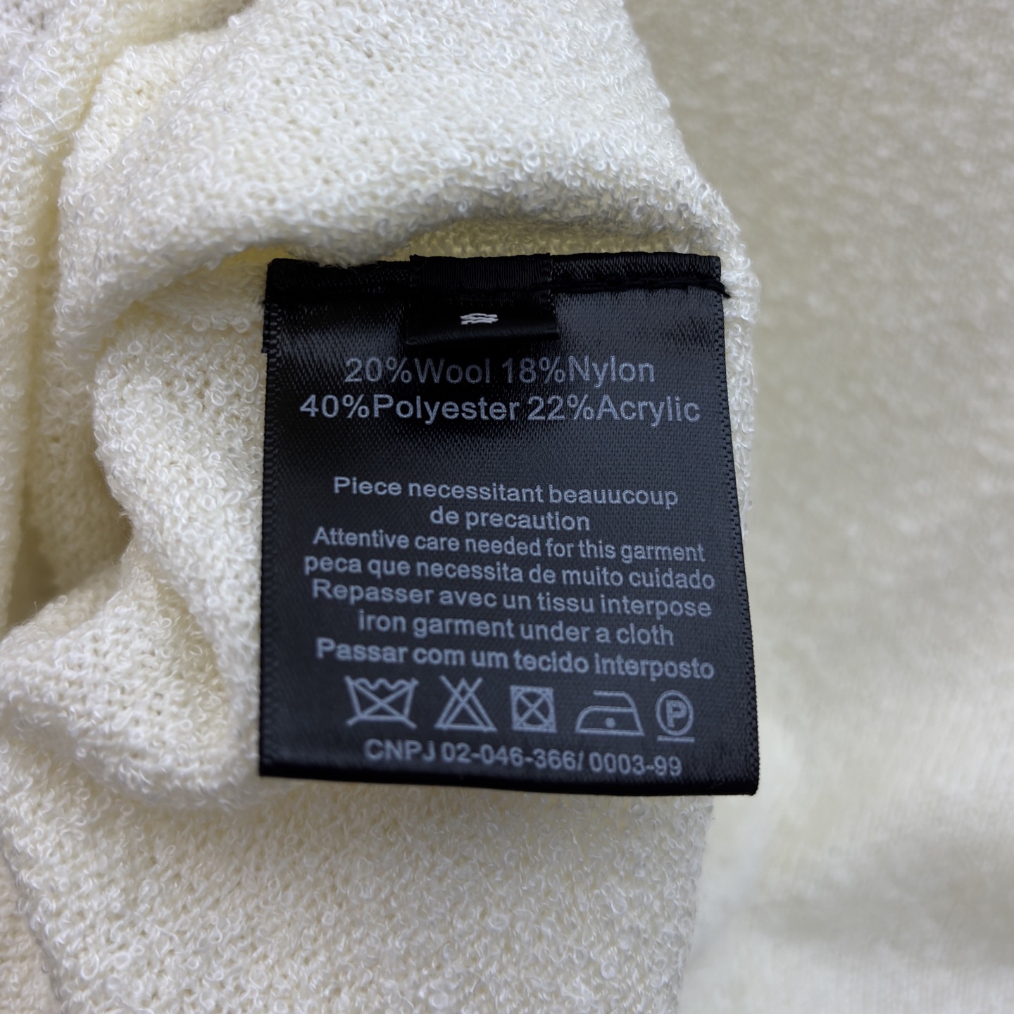 Футболка женская в стиле Schiaparelli молочного цвета с контрастной отделкой швов