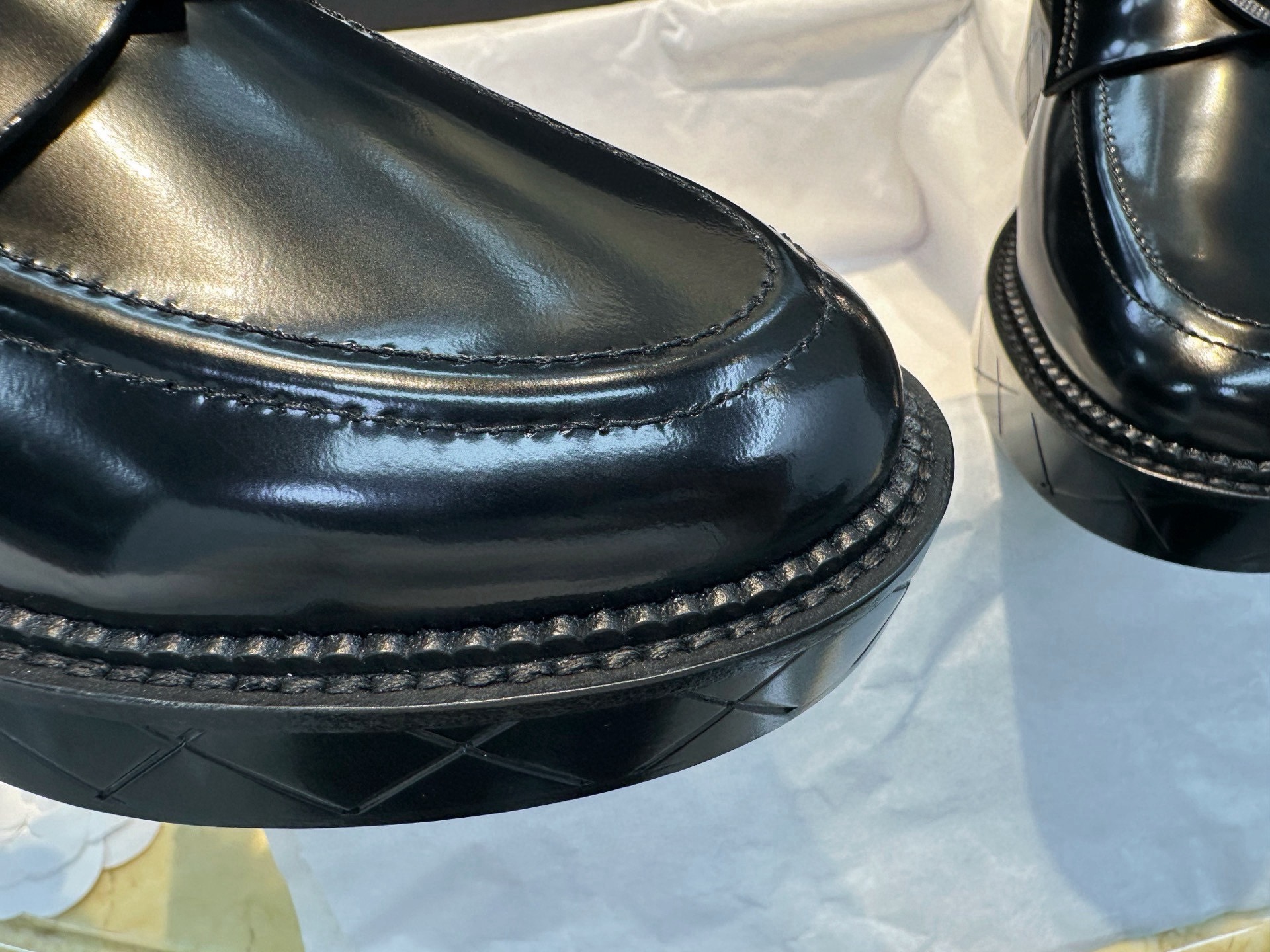 Лоферы женские в стиле Chanel из натуральной кожи черного цвета