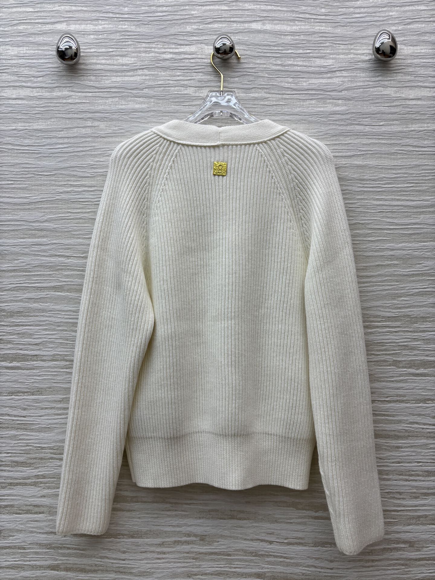 Кардиган женский в стиле Schiaparelli молочного цвета с декоративными пуговицами