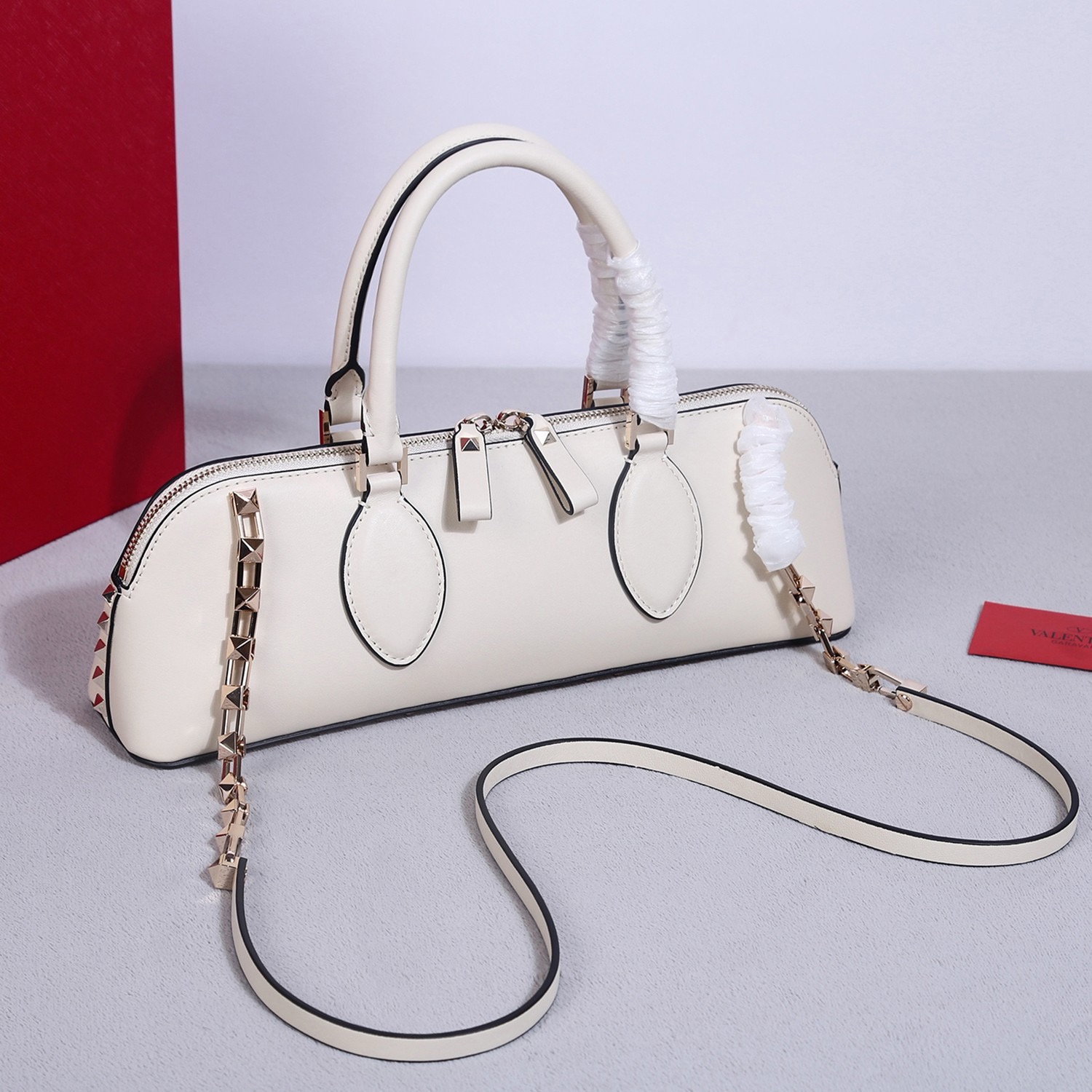 Сумка женская в стиле Valentino Garavani Rockstud E/W кожи  белого цвета