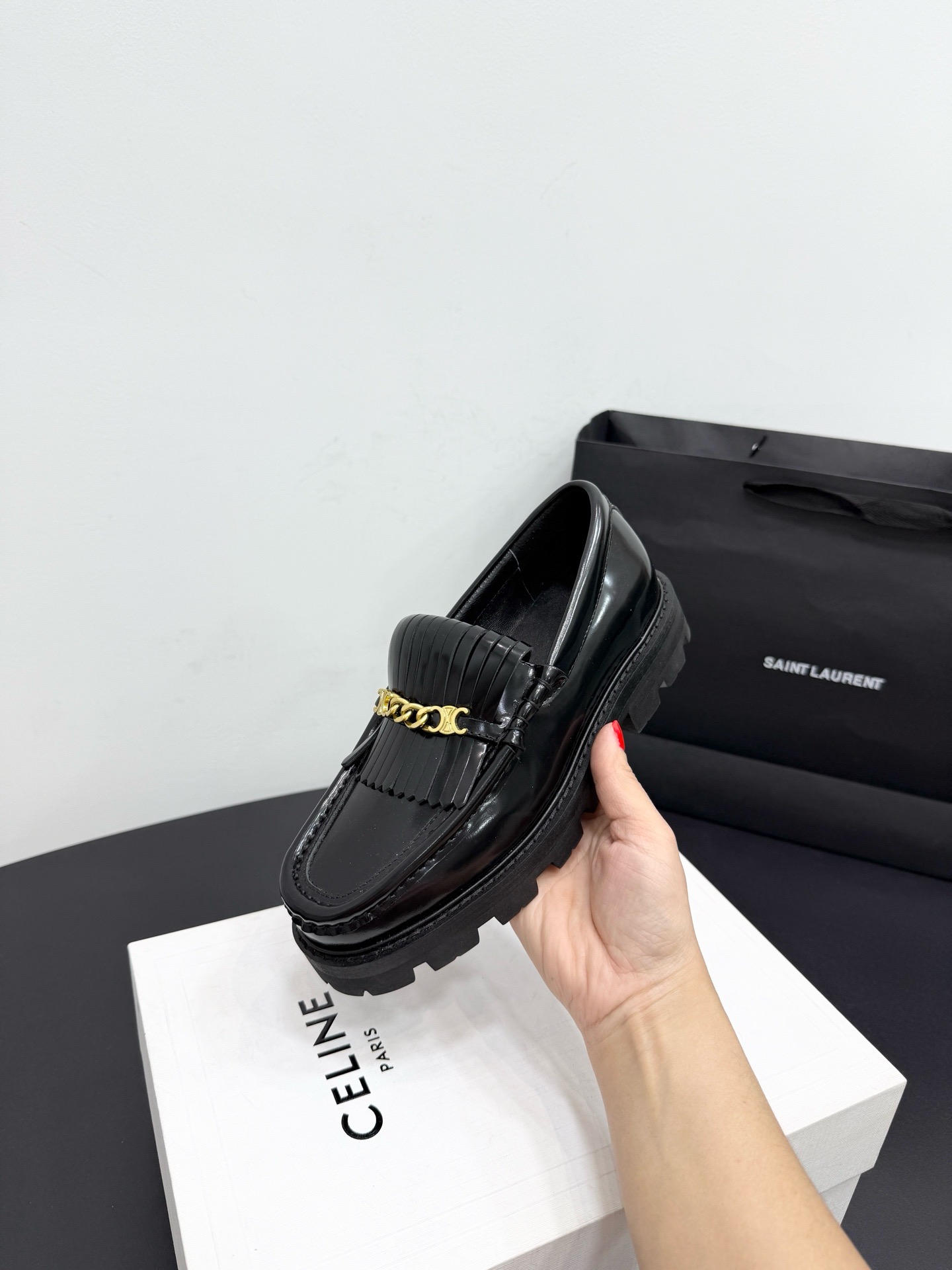 Лоферы женские в стиле Celine Triomphe с цепочкой из натуральной кожи черного цвета