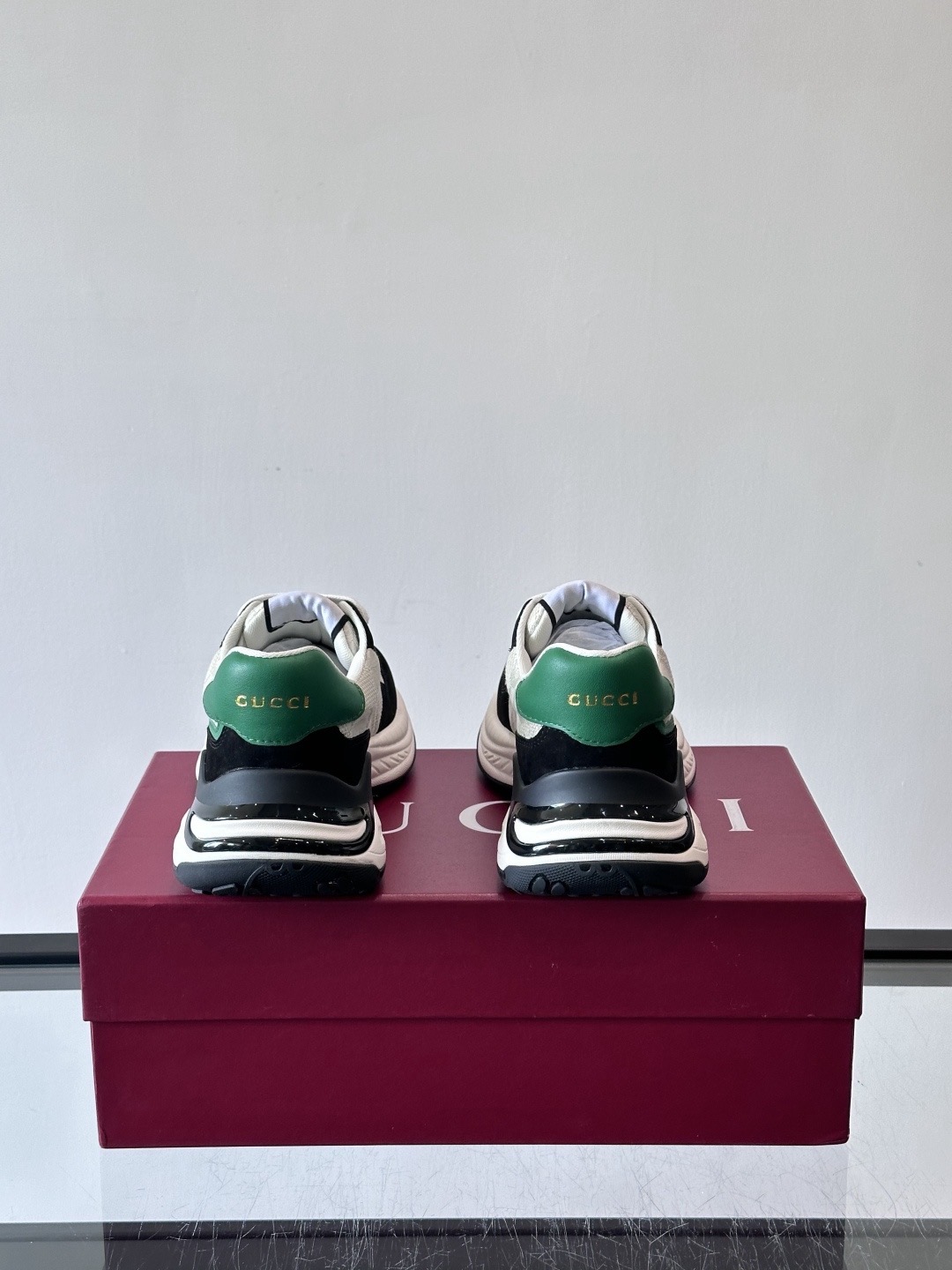 Кроссовки мужские в стиле Gucci чёрно-бело-зелёного цвета