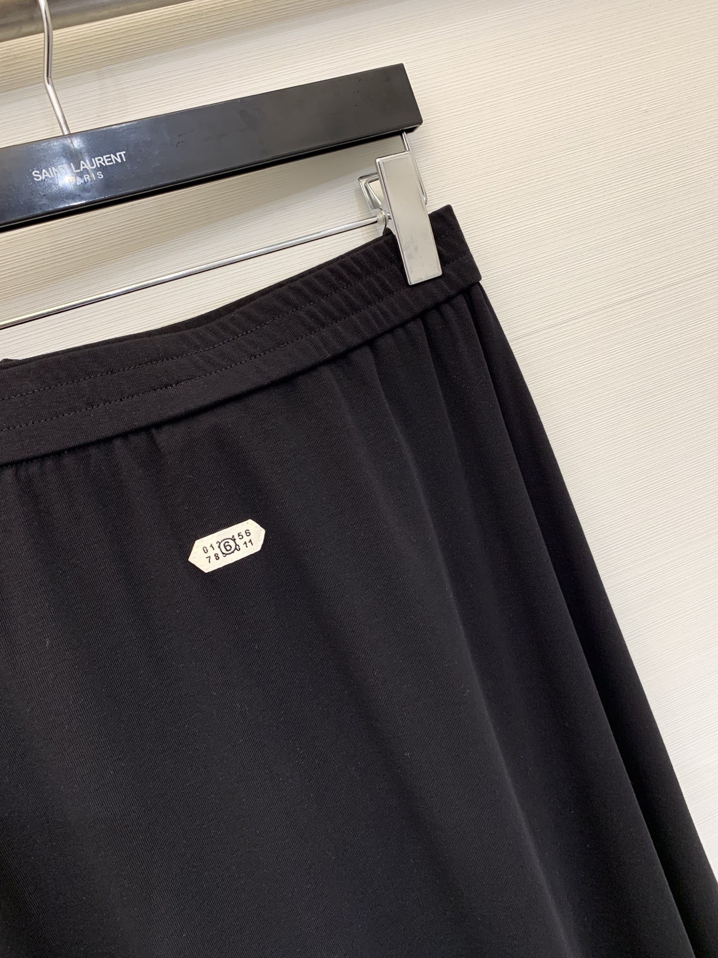 Костюм женский в стиле MM6 Maison Margiela чёрного цвета с топом и юбкой