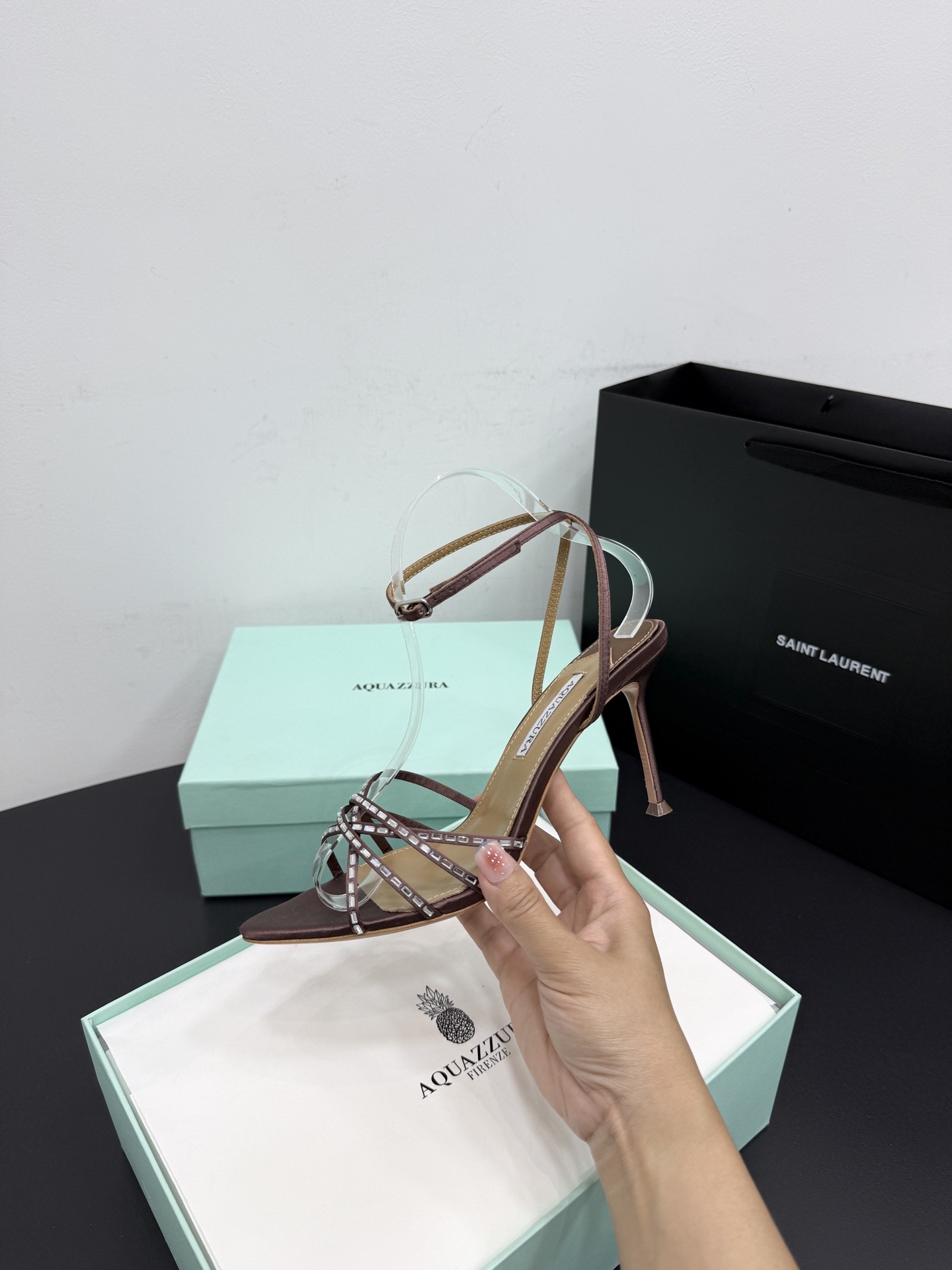 Босоножки женские Aquazzura коричневого цвета