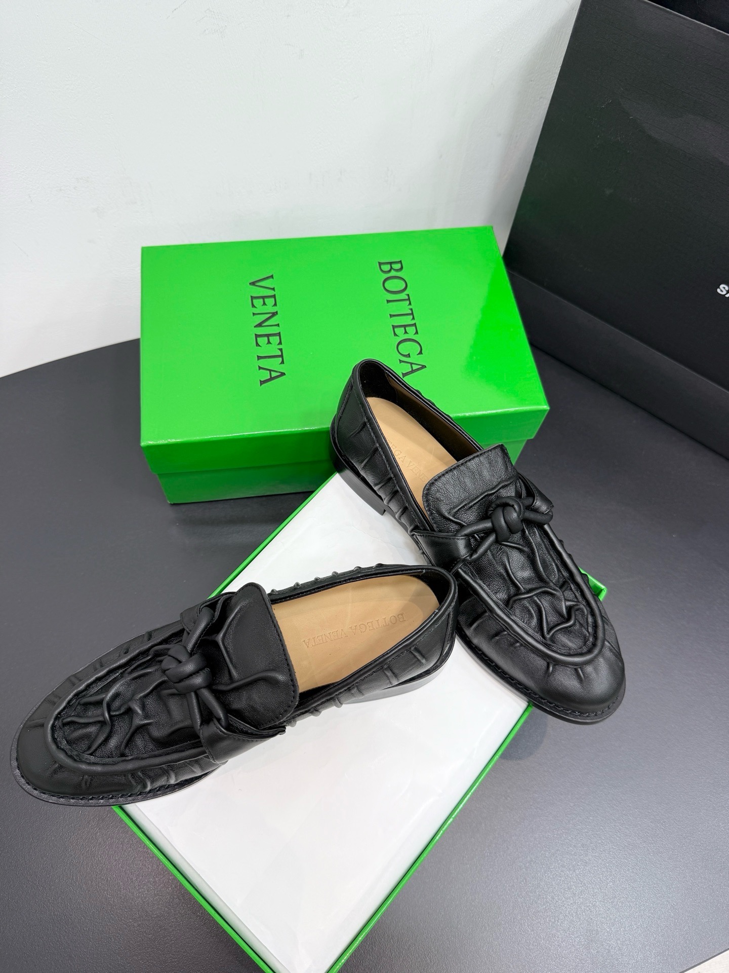 Лоферы женские в стиле Bottega Veneta Astaire чёрного цвета