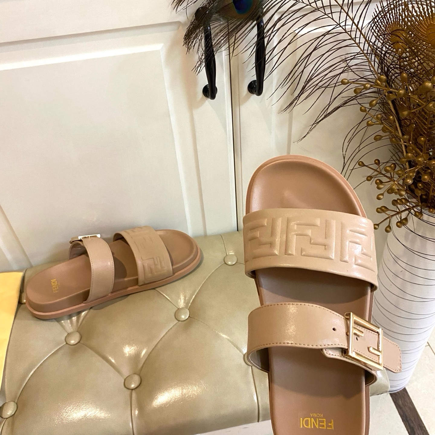 Шлёпанцы в стиле Fendi из натуральной кожи с тиснением