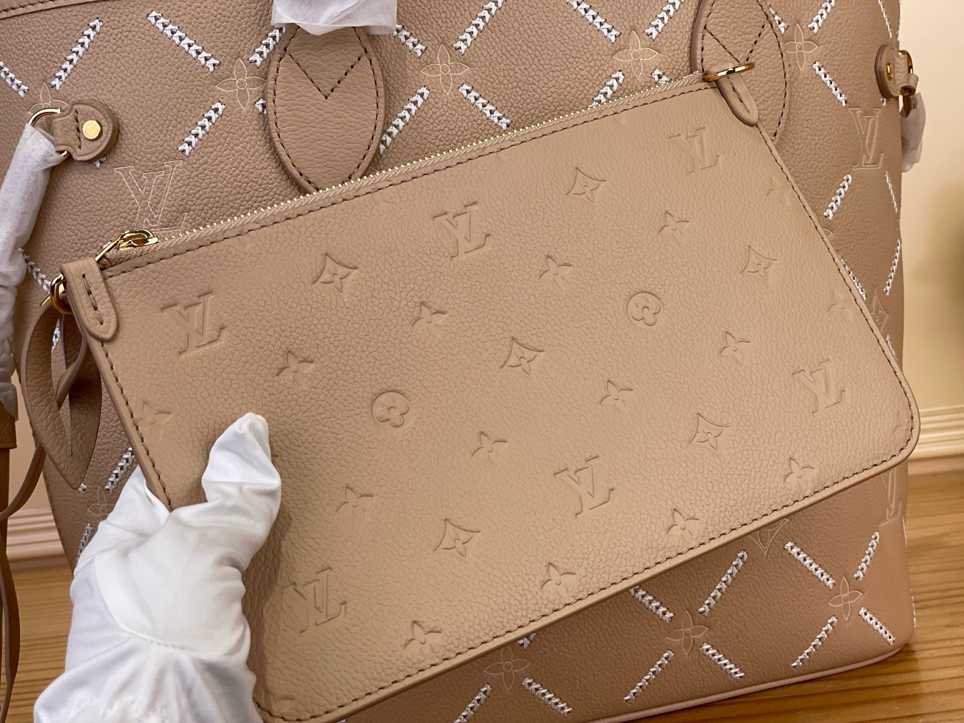 Сумка женская Louis Vuitton Neverfull MM бежевого цвета с вышивкой