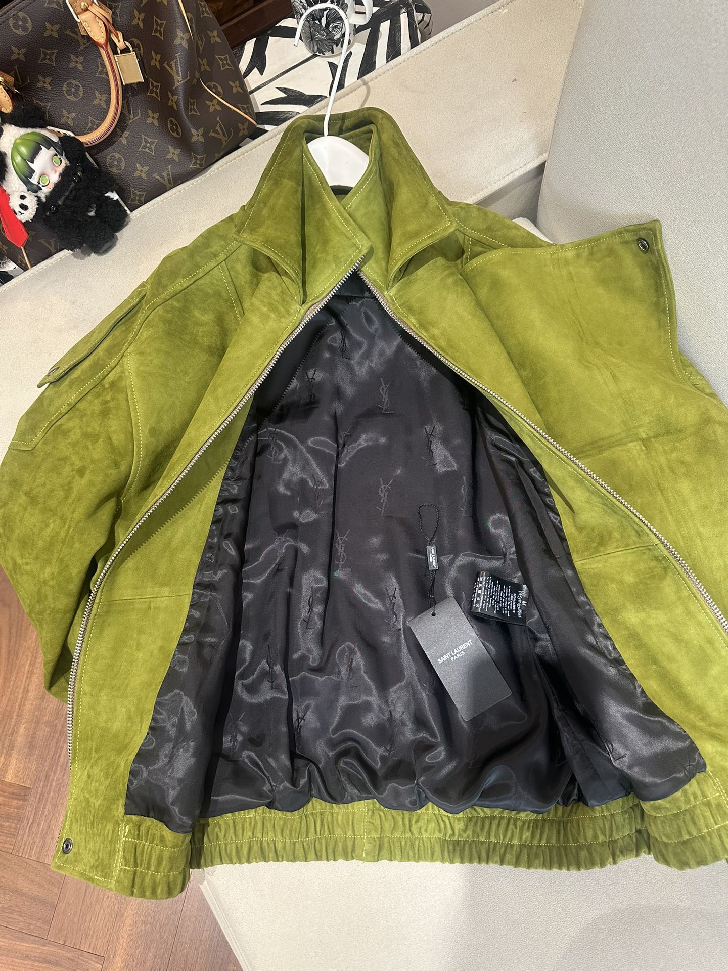 Куртка женская в стиле Saint Laurent из натуральной замши зелёного цвета укороченная с косой застёжкой