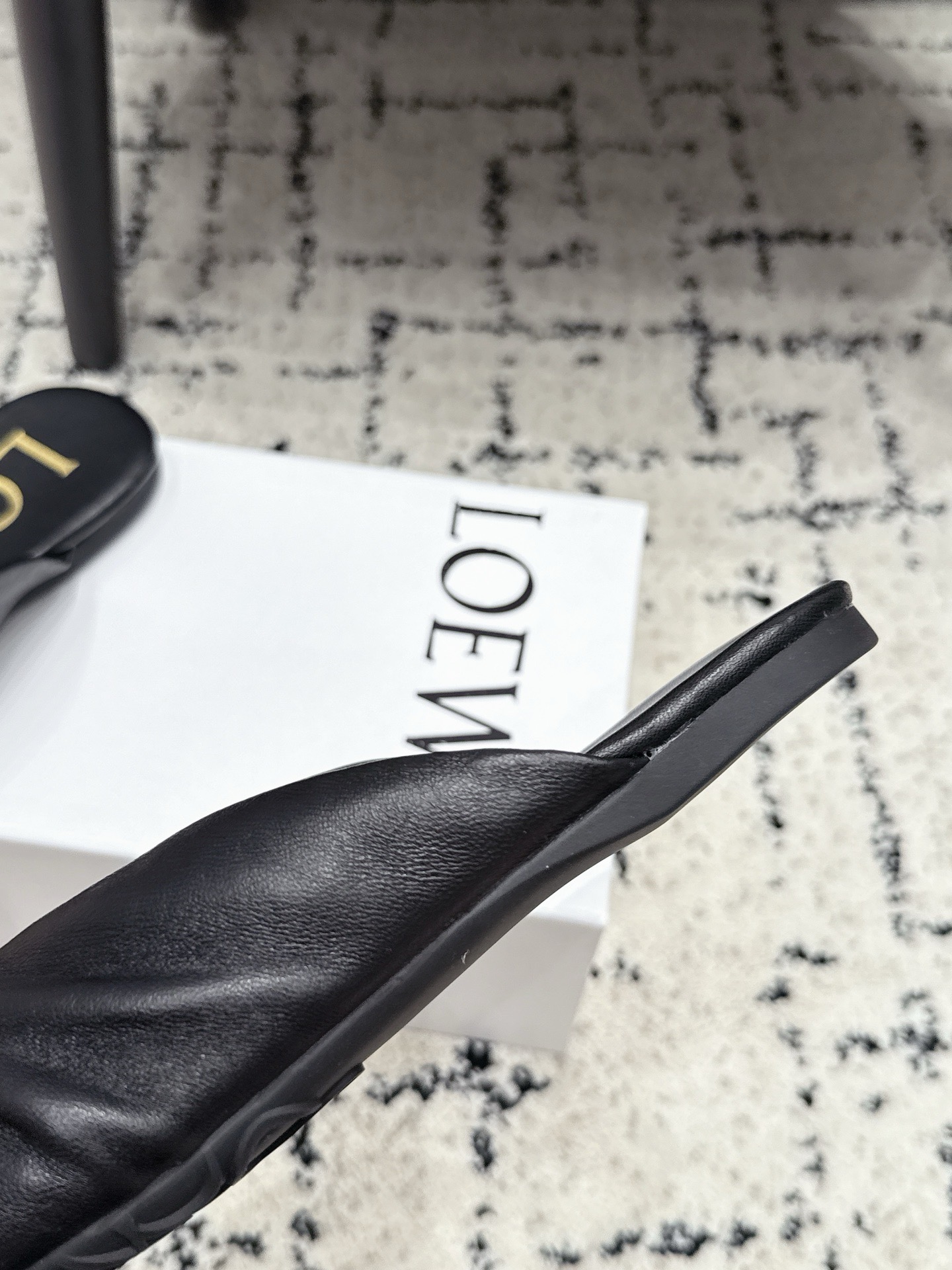 Мюли женские Loewe Pebble Soft Slide чёрного цвета