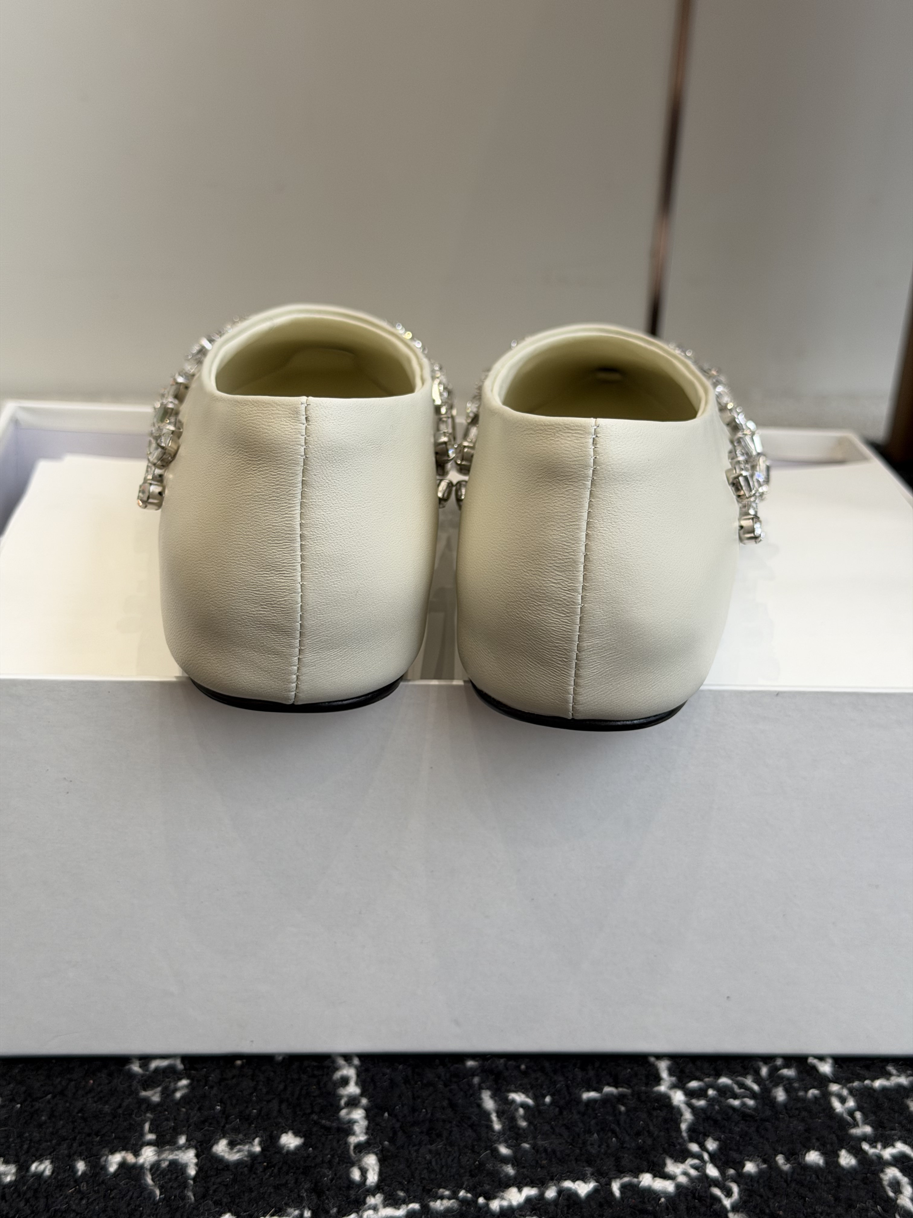 Балетки женские в стиле Jil Sander с кристаллами молочного цвета