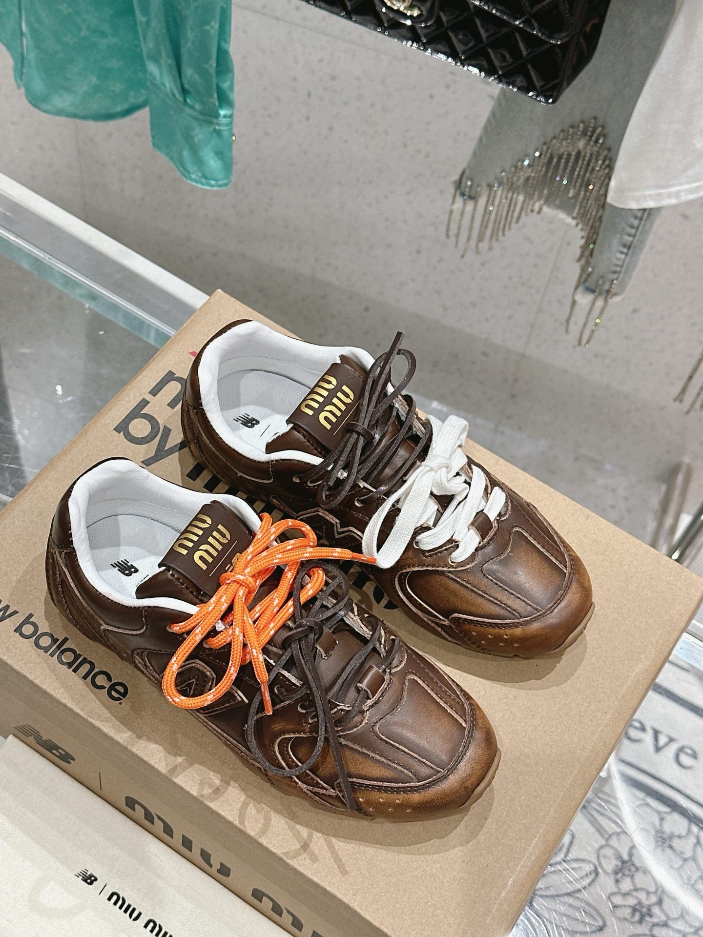 Кроссовки Miu Miu x New Balance коричневого цвета