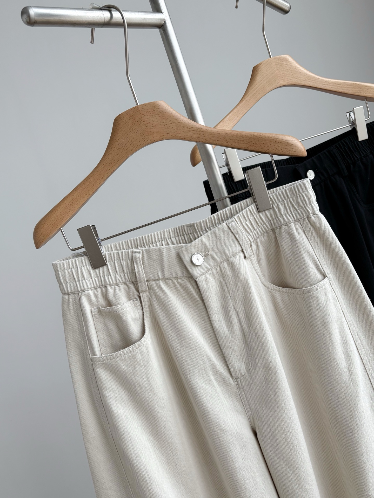 Брюки мужские в стиле Bottega Veneta хлопковые прямого кроя чёрного и бежевого цвета