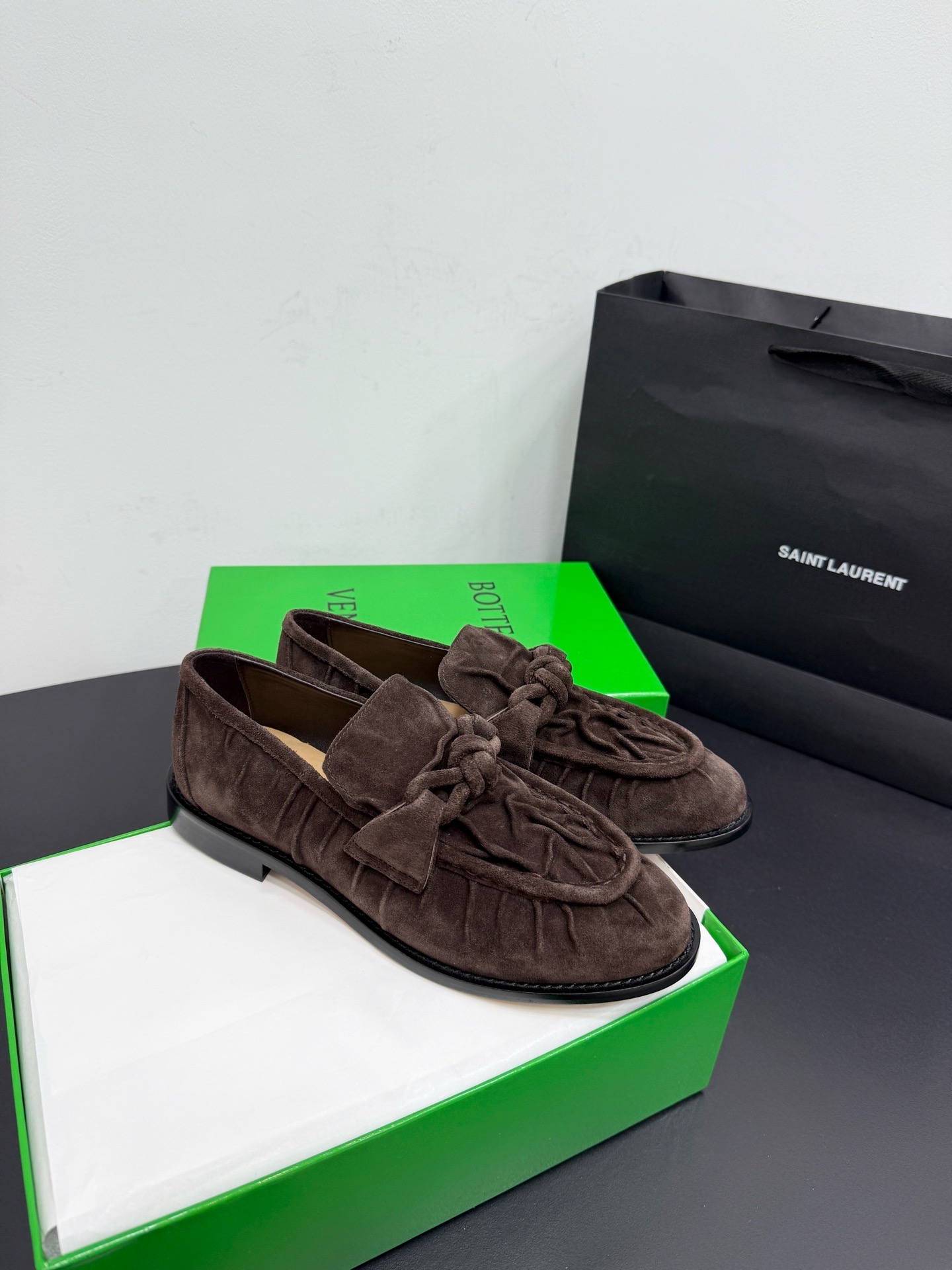 Лоферы женские Bottega Veneta Astaire коричневого цвета
