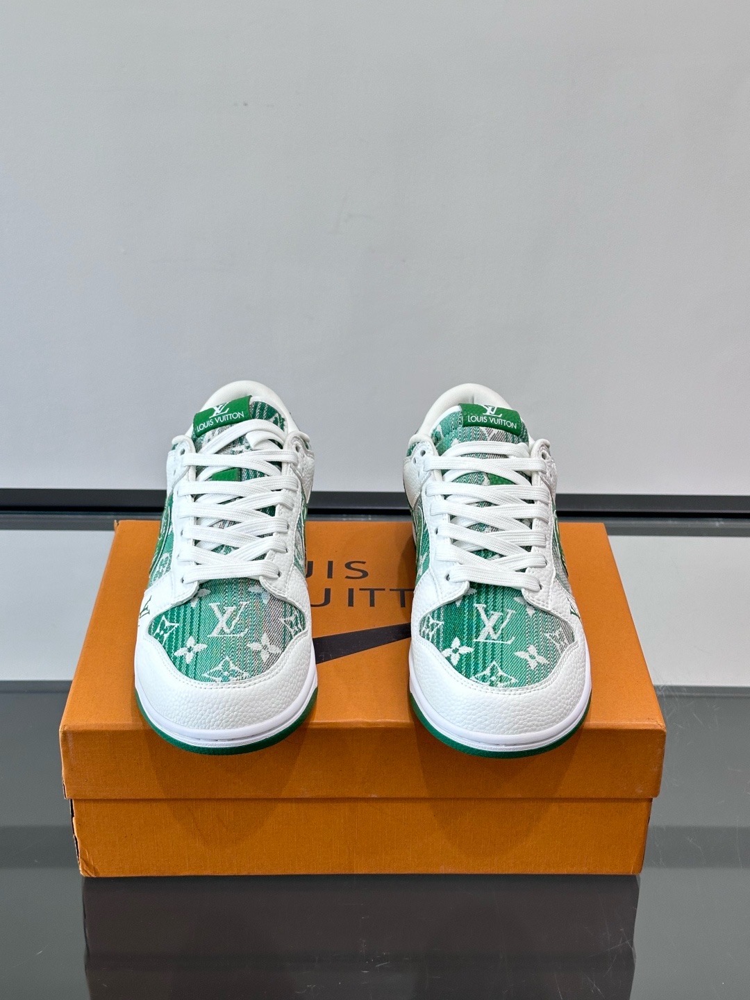 Кроссовки мужские в стиле Louis Vuitton x Nike Dunk Low с принтом зеленого и белого цвета