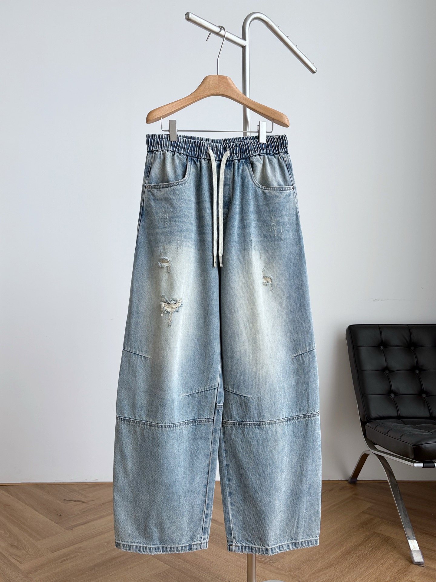 Джинсы мужские в стиле Bottega Veneta из денима синего цвета свободного кроя