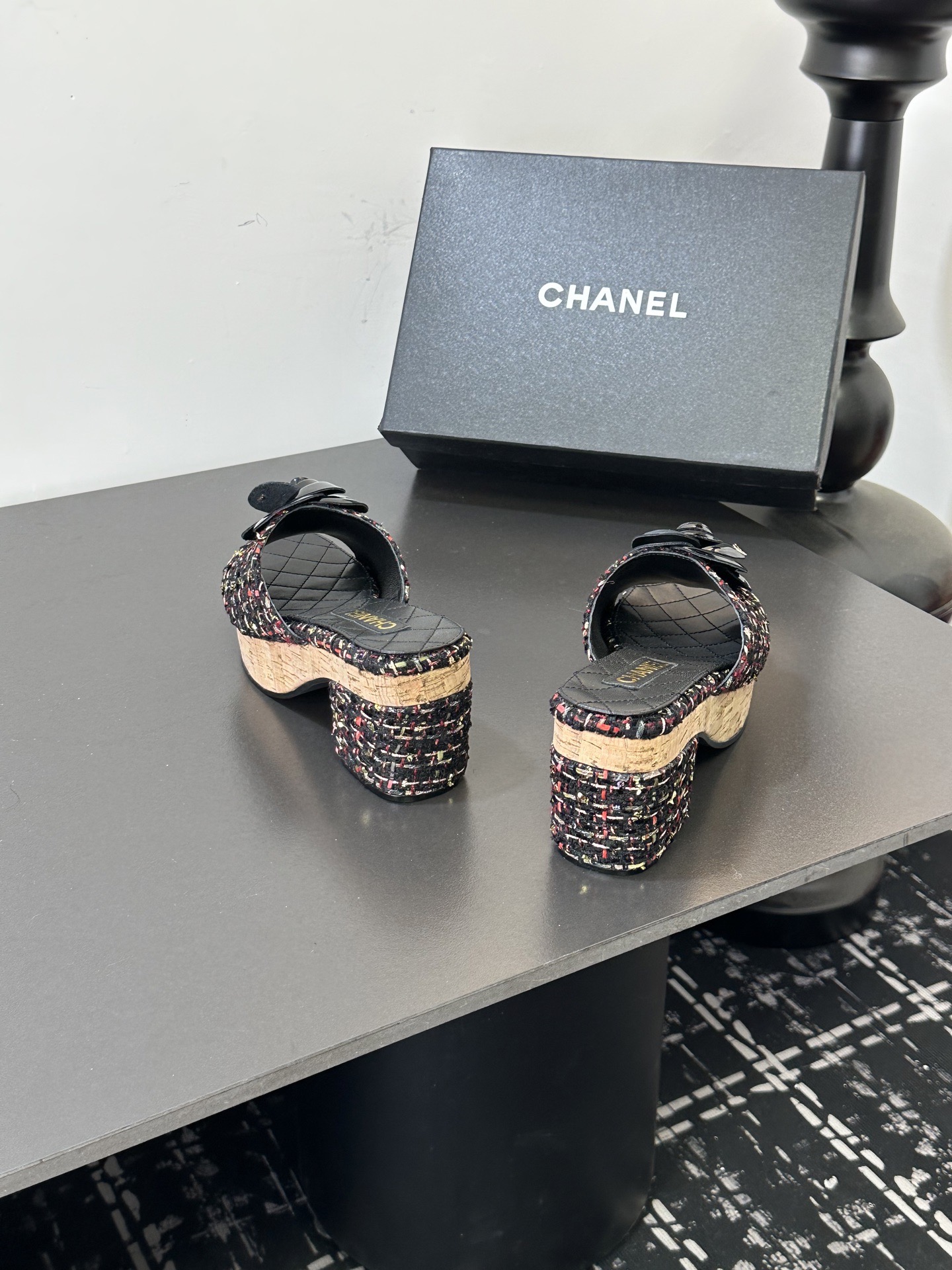 Мюли женские в стиле Chanel с цветком камелии чёрного цвета