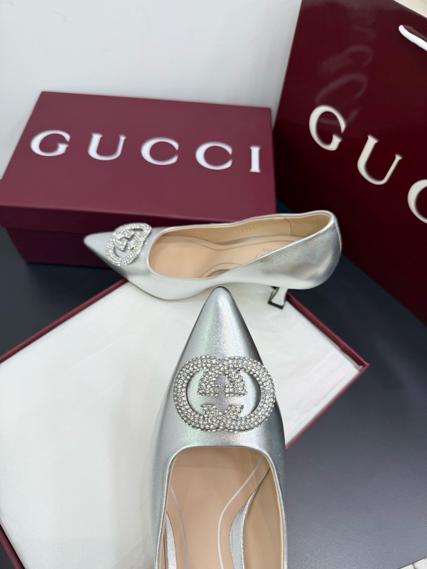 Туфли женские Gucci серебристого цвета