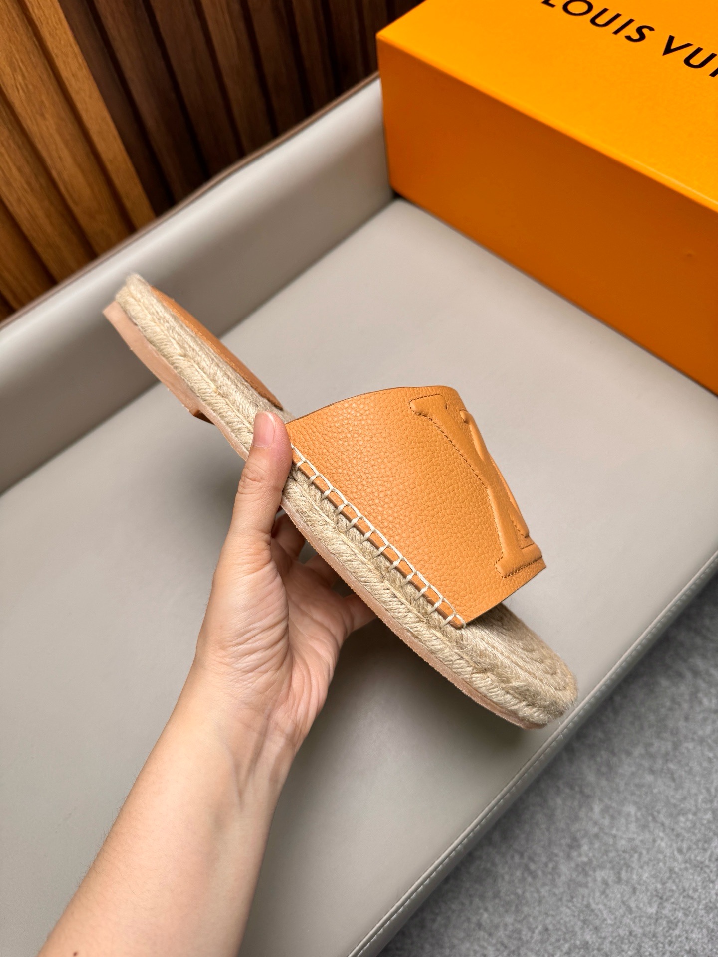 Шлёпанцы мужские в стиле Louis Vuitton коричневого цвета