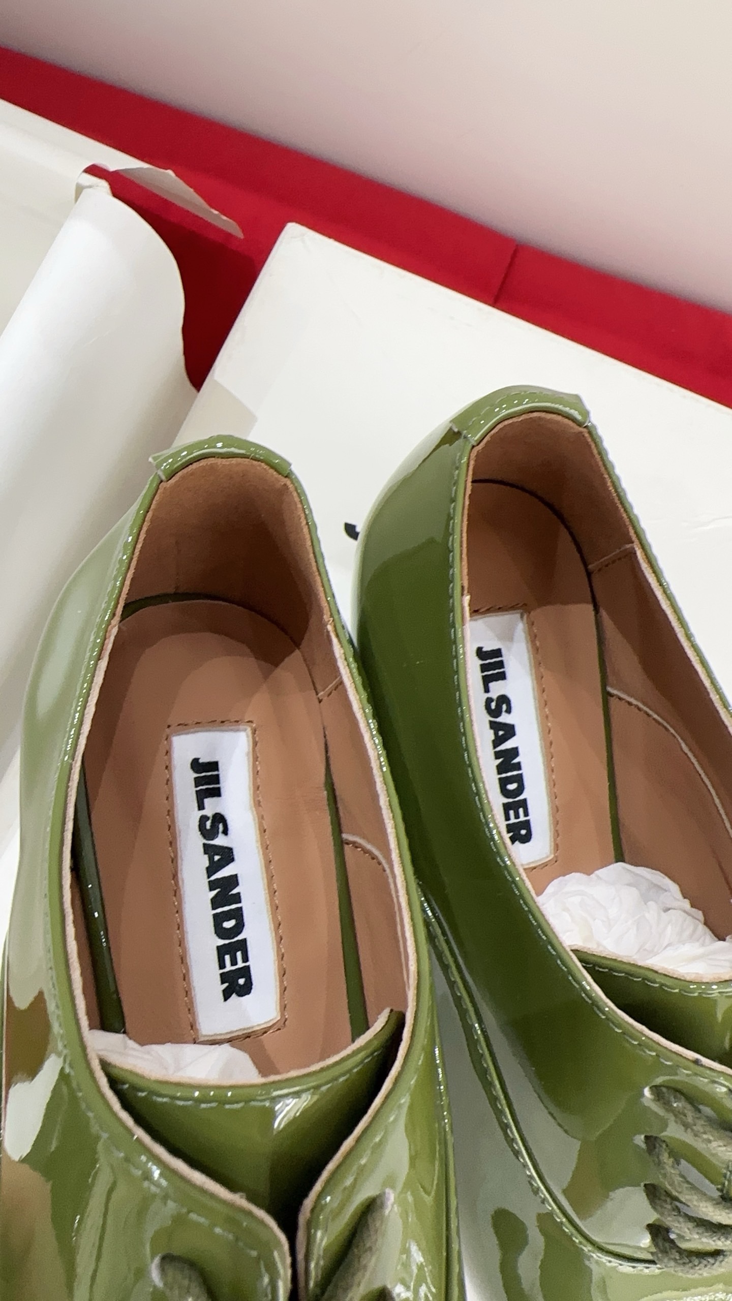 Туфли женские в стиле Jil Sander из лаковой натуральной кожи оливкового цвета