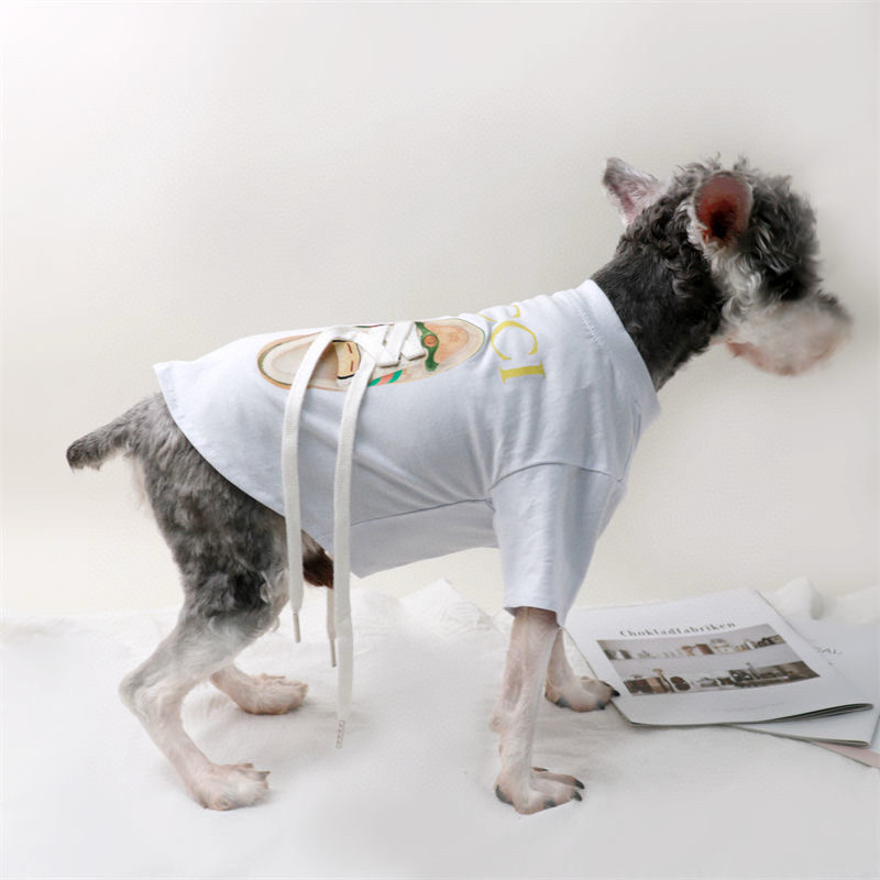 Футболка для собак в стиле Gucci из хлопкового трикотажа белого цвета с принтом кроссовок