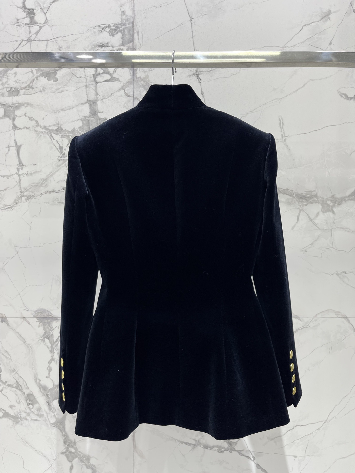Пиджак женский в стиле Balmain из бархатной ткани тёмно-синего цвета с золотистой пуговицей