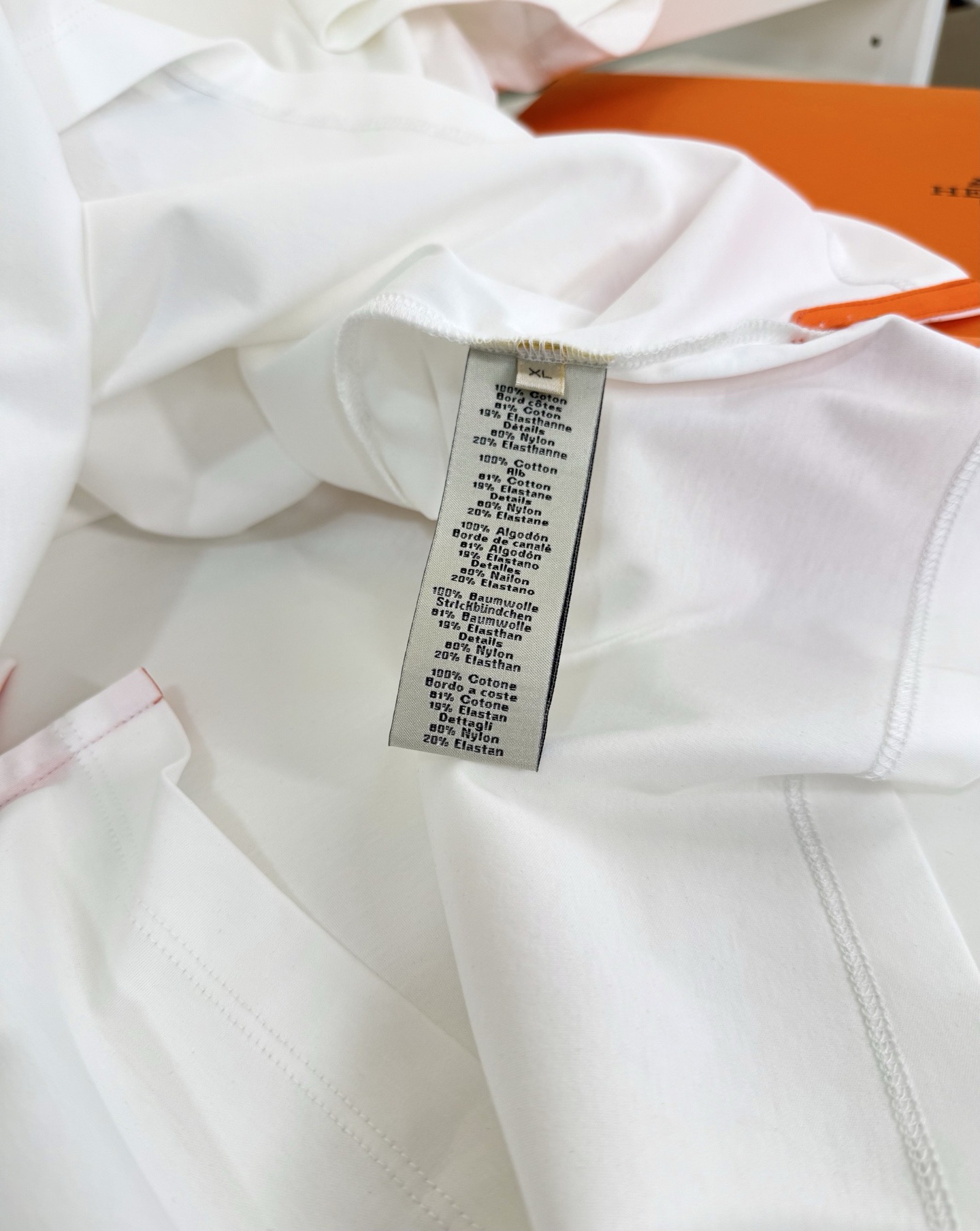  Футболка мужская в стиле Hermes белого цвета с вышивкой 