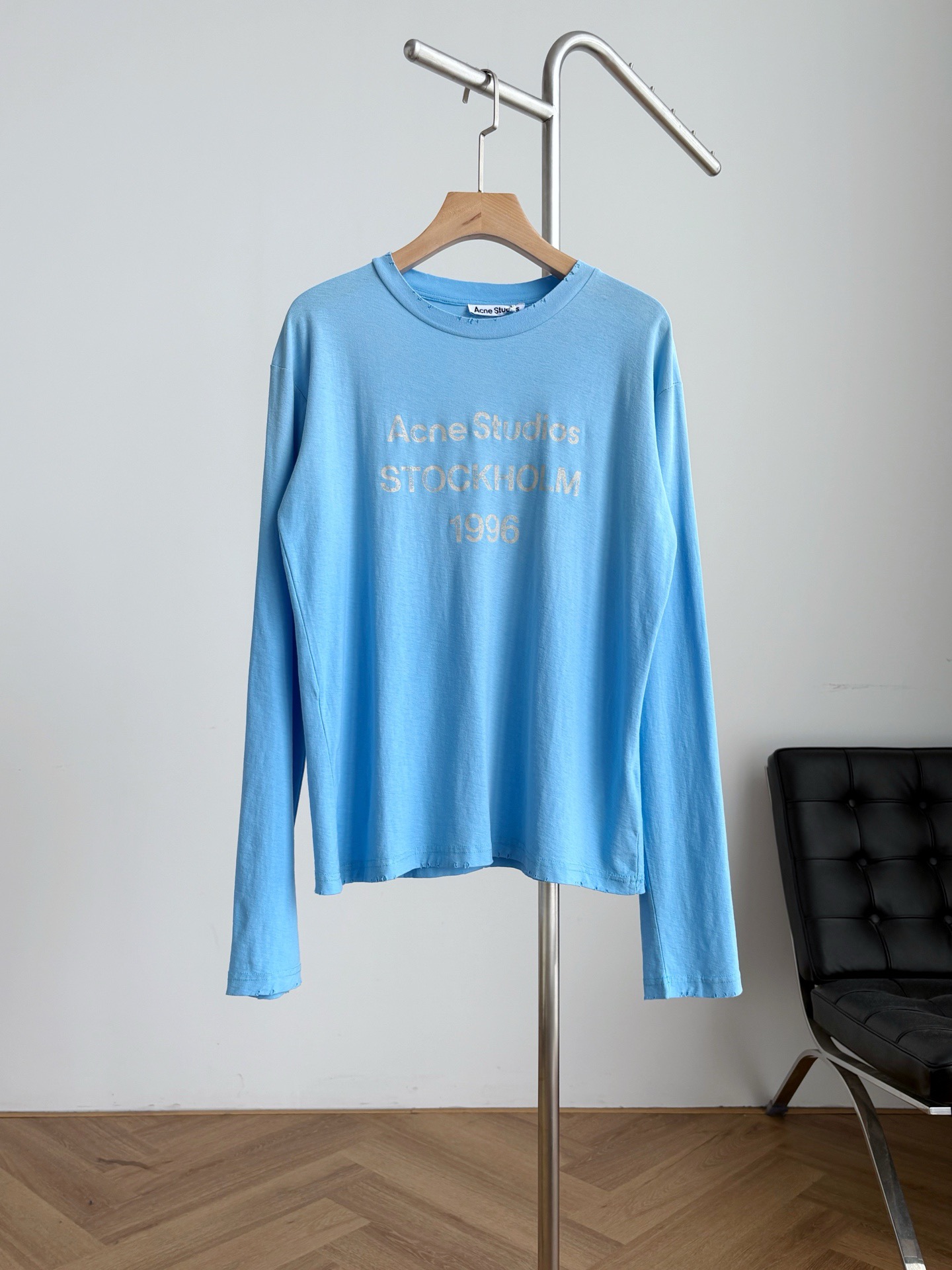 Лонгслив унисекс в стиле Acne Studios из хлопка и льна голубого цвета свободного кроя