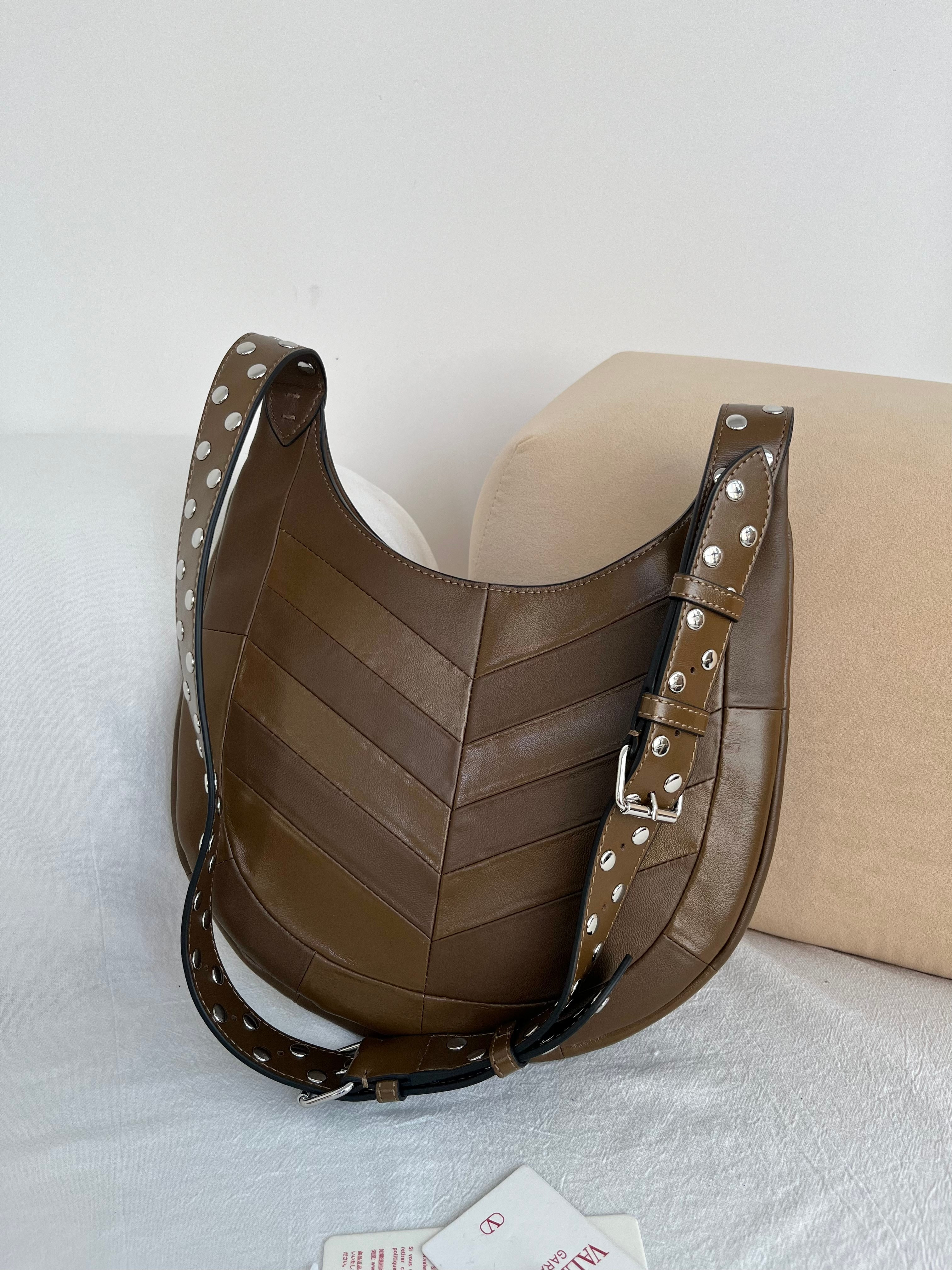 Сумка женская в стиле Valentino Garavani Hoboho Hobo коричневого цвета(28 см)