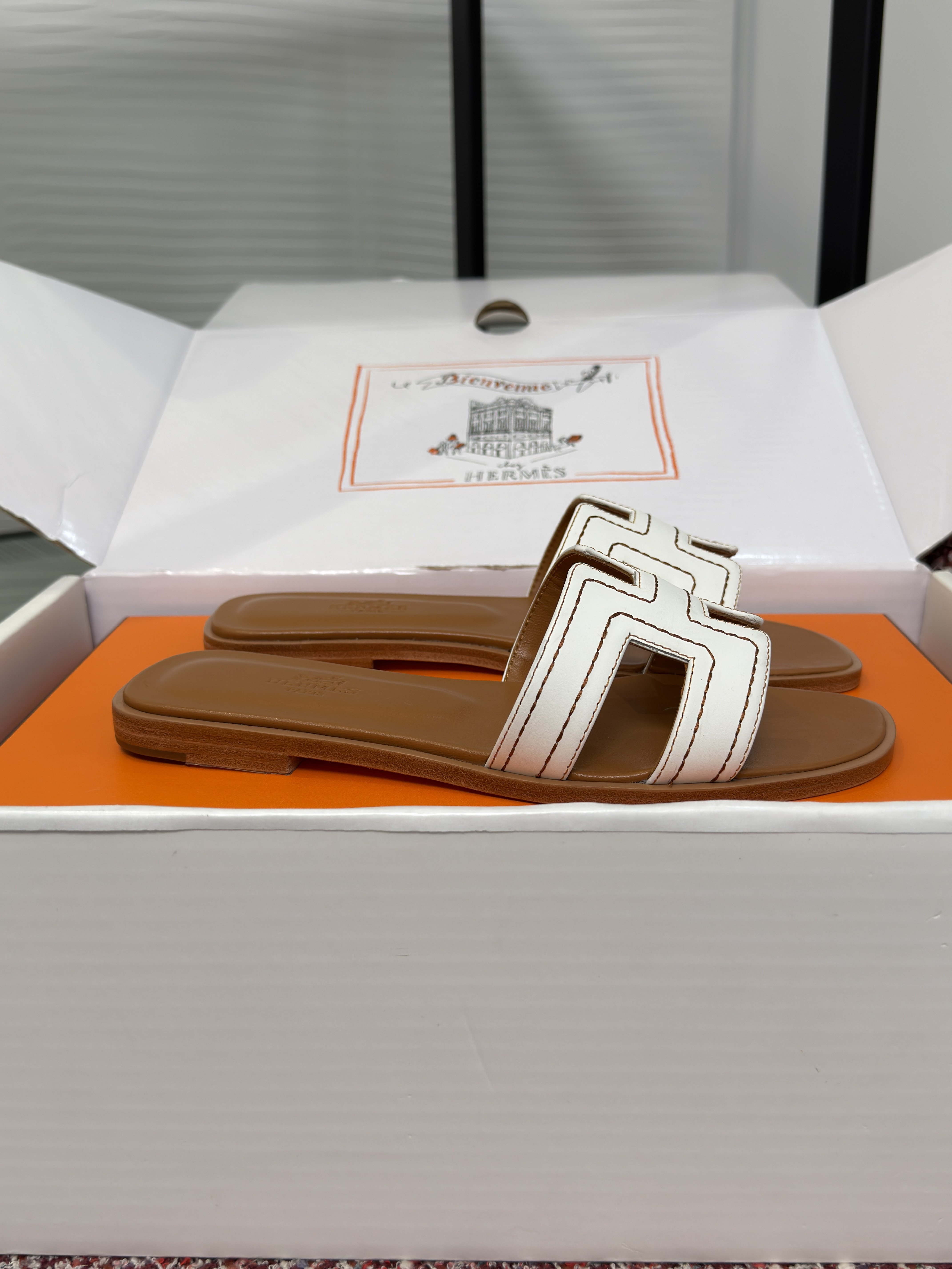 Шлёпанцы женские в стиле Hermès Oran коричнево-белого цвета