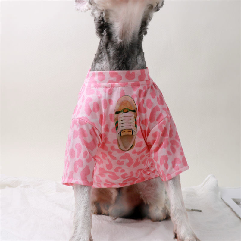 Футболка для собак в стиле Gucci из хлопкового трикотажа розового цвета с принтом кроссовок