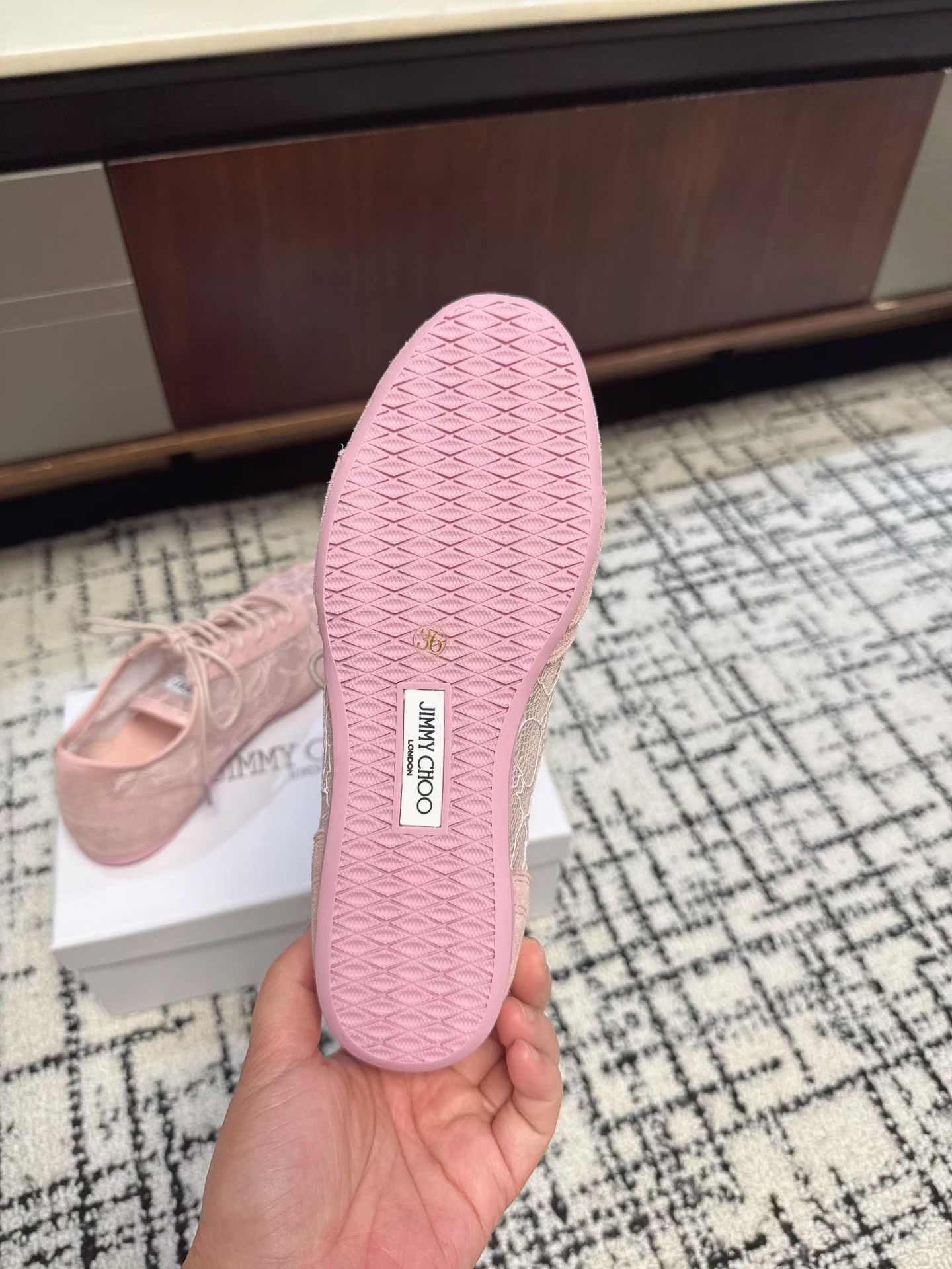 Кроссовки женские в стиле Jimmy Choo розового цвета