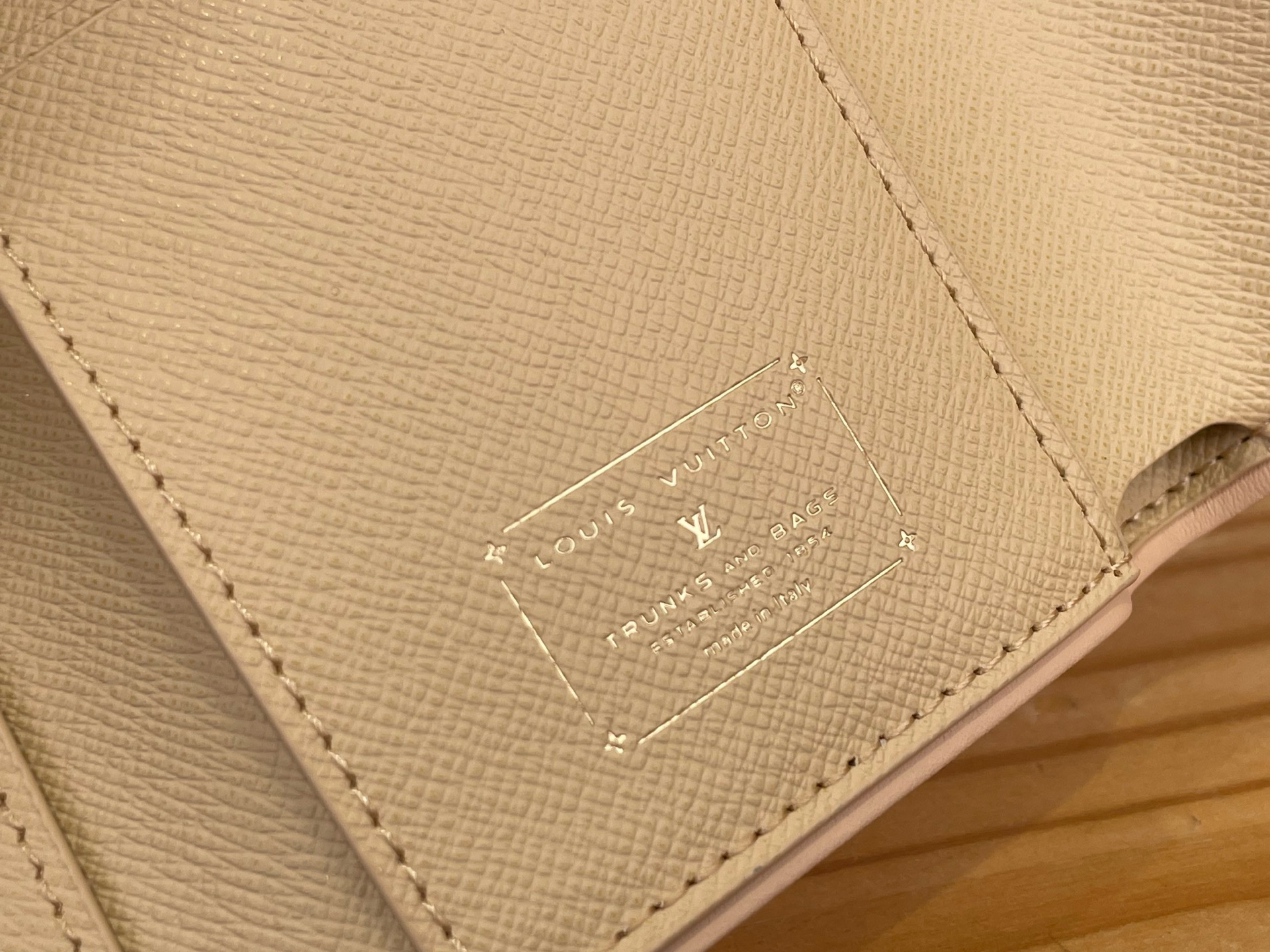 Кошелёк женский Louis Vuitton Victorine розового цвета