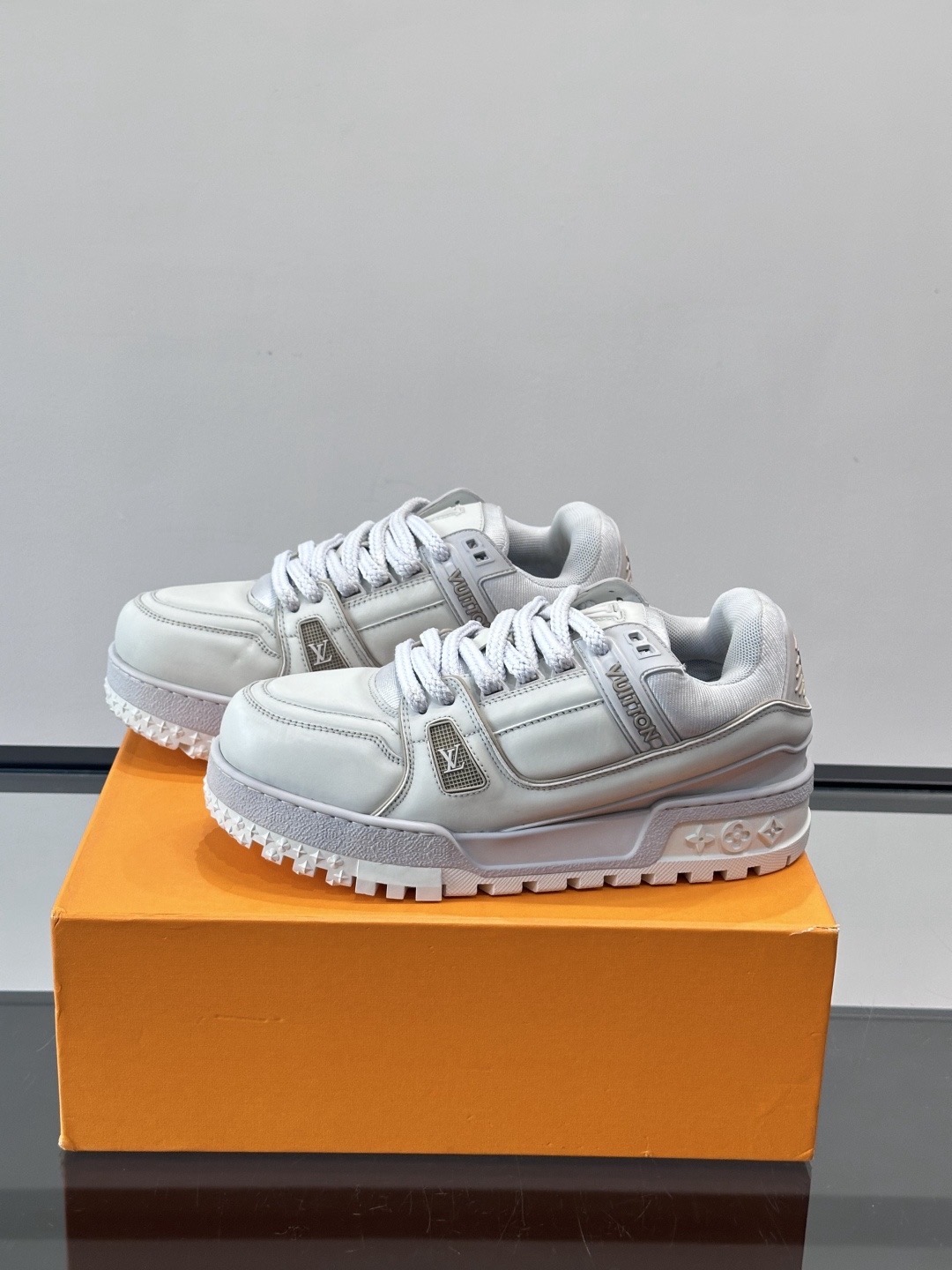 Кроссовки женские в стиле Louis Vuitton Trainer белого цвета