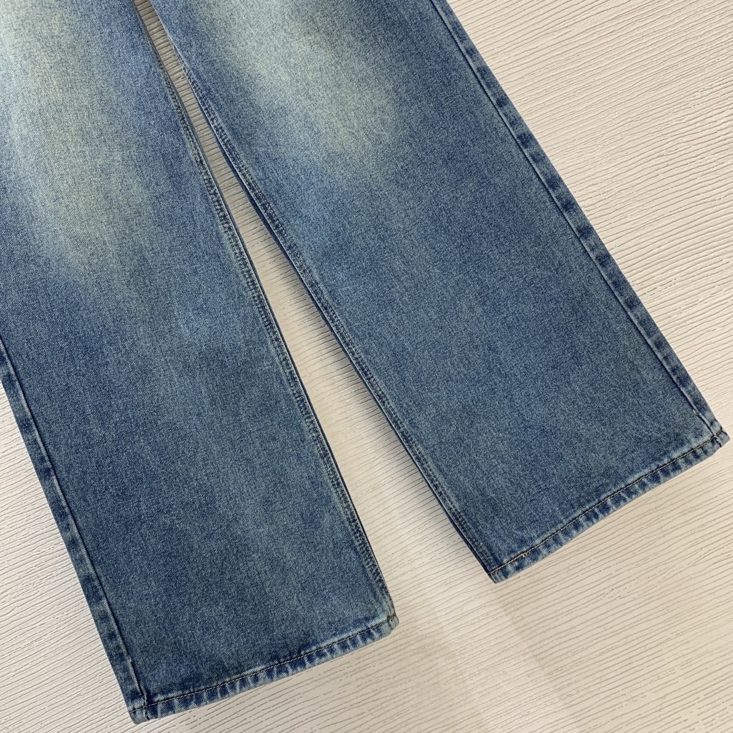 Джинсы женские в стиле Loewe синего цвета прямого кроя с декоративной вышивкой