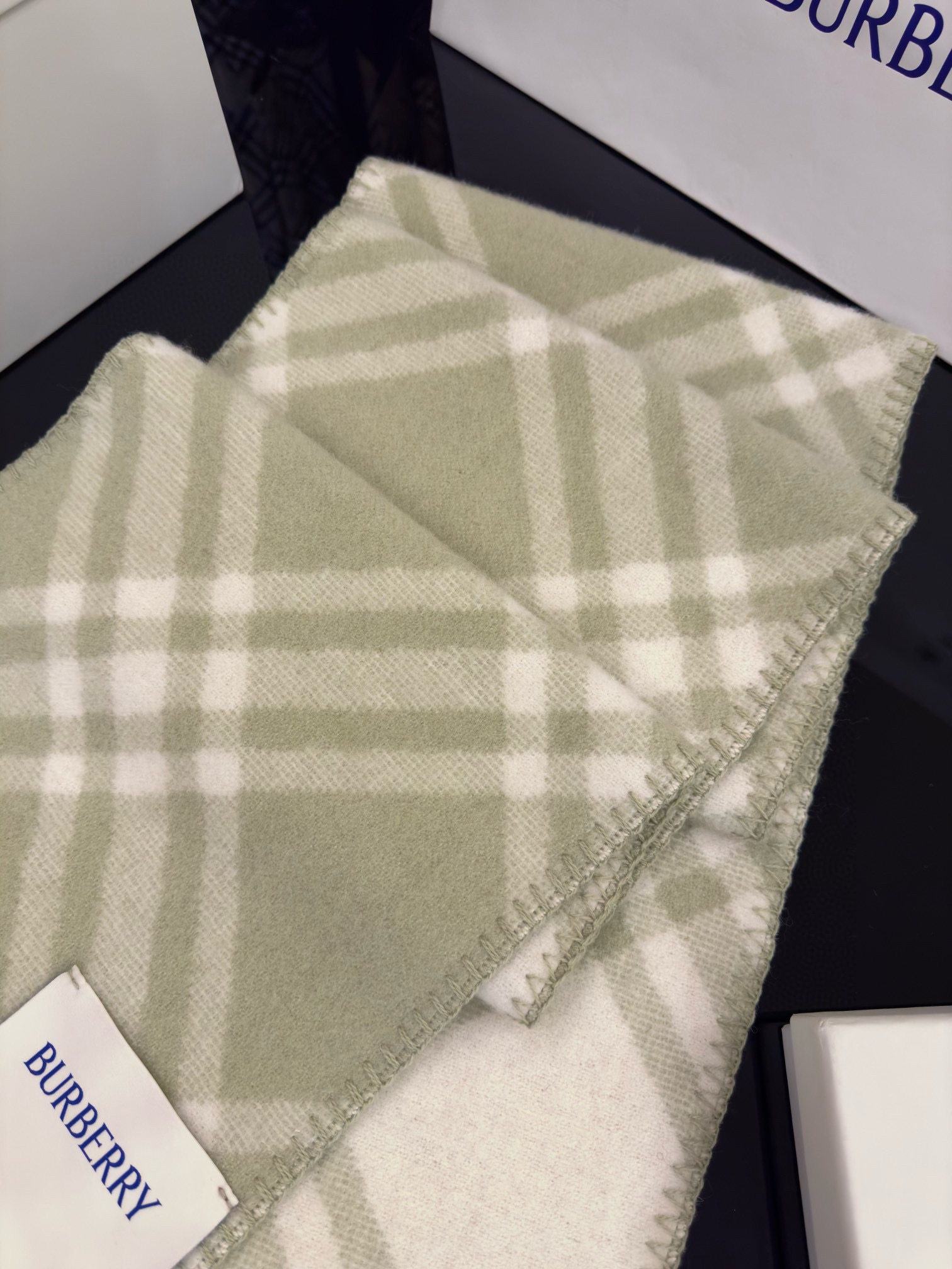 Шарф унисекс в стиле Burberry двусторонний из мягкой шерсти с диагональной клеткой оливкого цвета