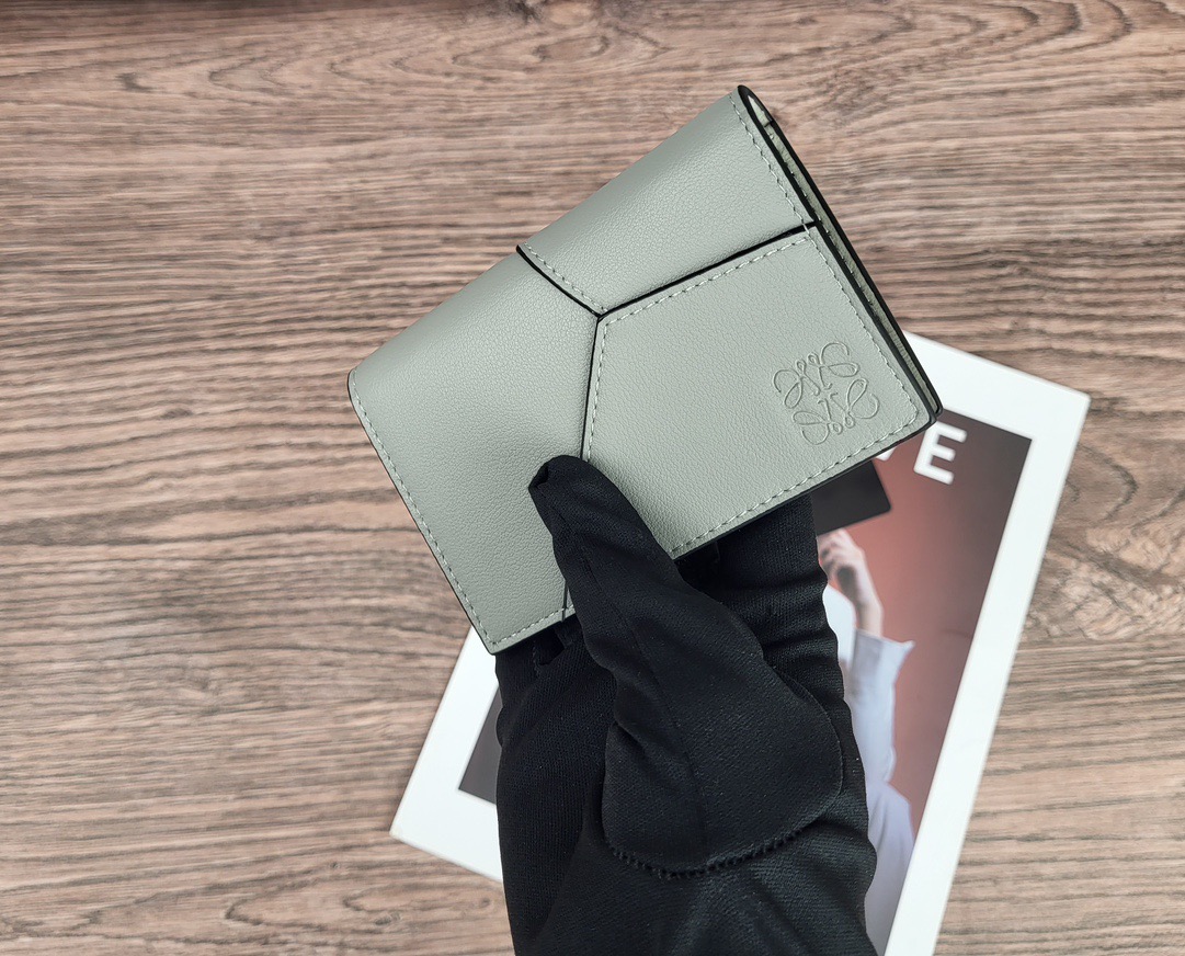 Кошелёк компактный в стиле Loewe L1132 светло-серого цвета