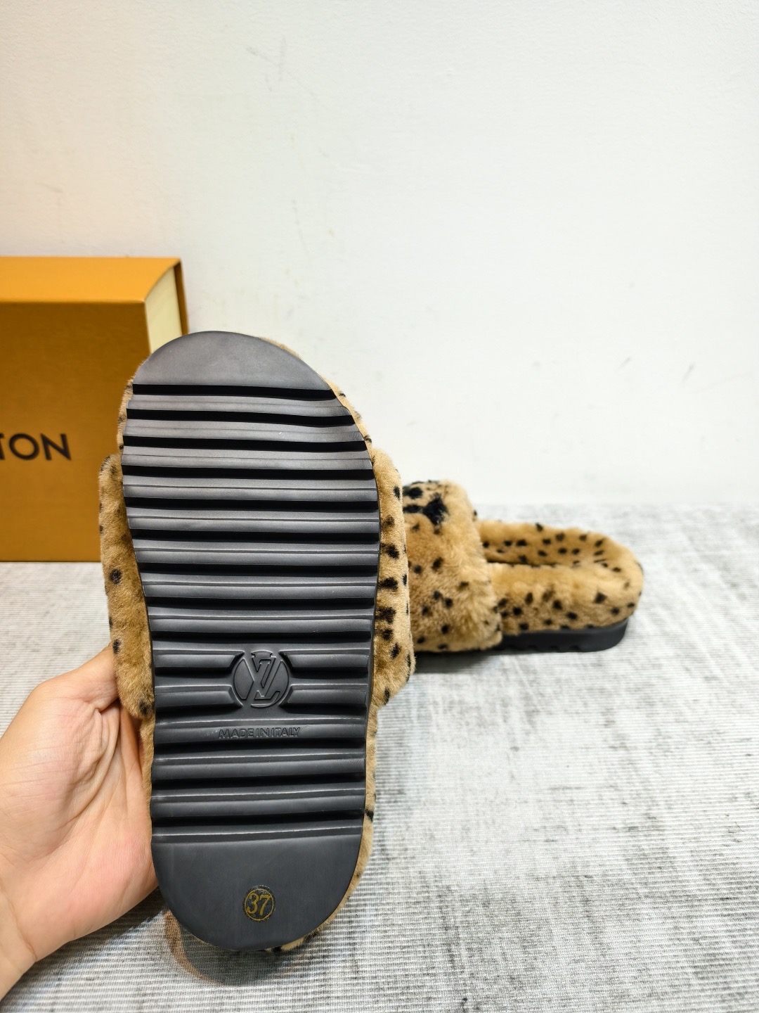 Шлепанцы женские Louis Vuitton коричневого цвета