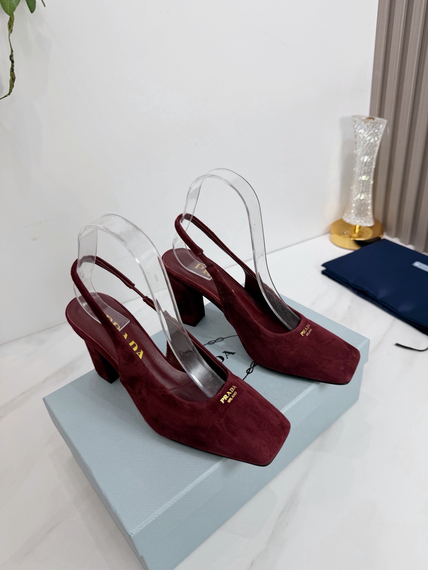 Туфли женские Prada из натуральной замши бордового цвета