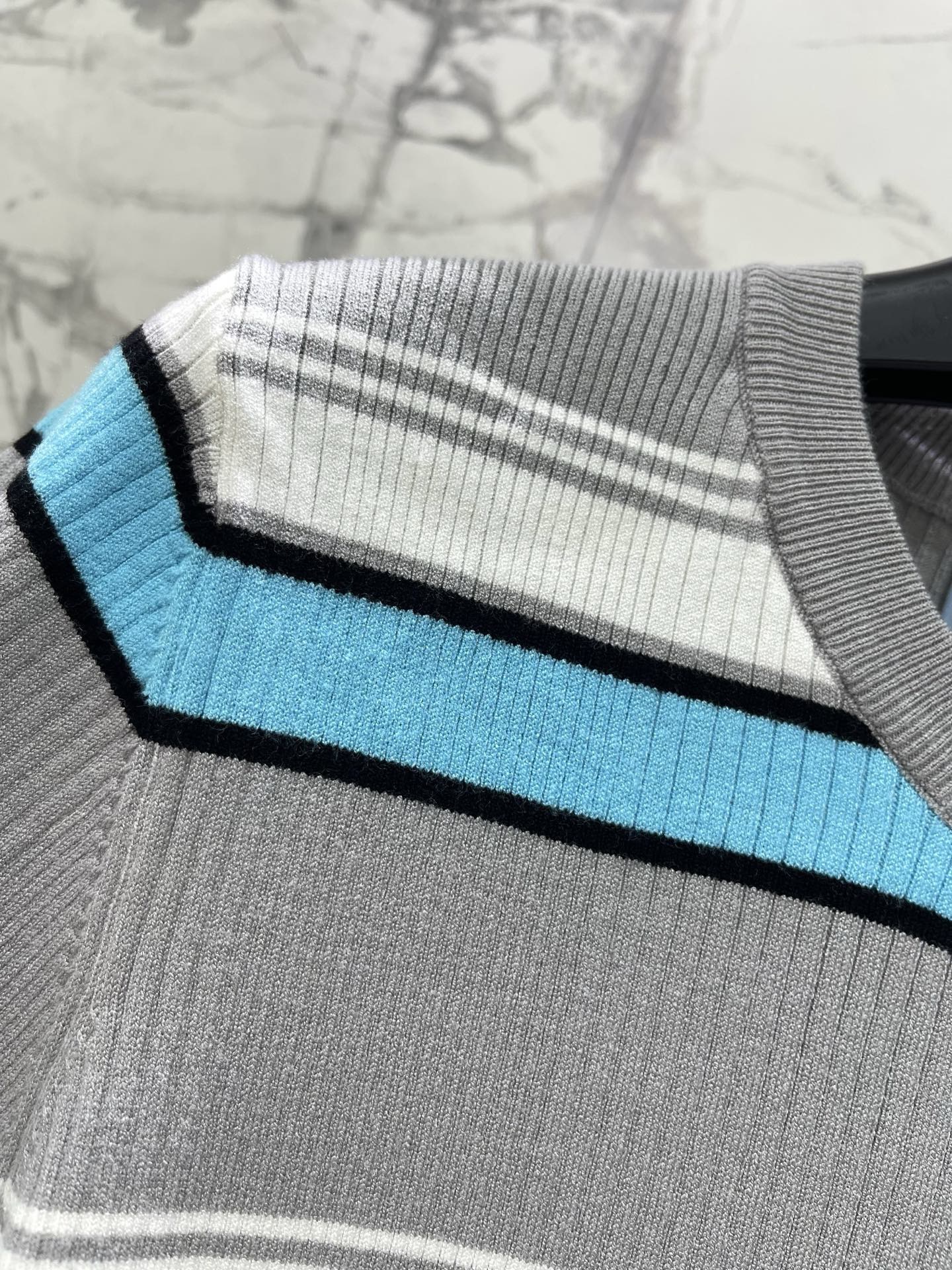 Футболка женская в стиле Prada вязаная в полоску с коротким рукавом серого цвета