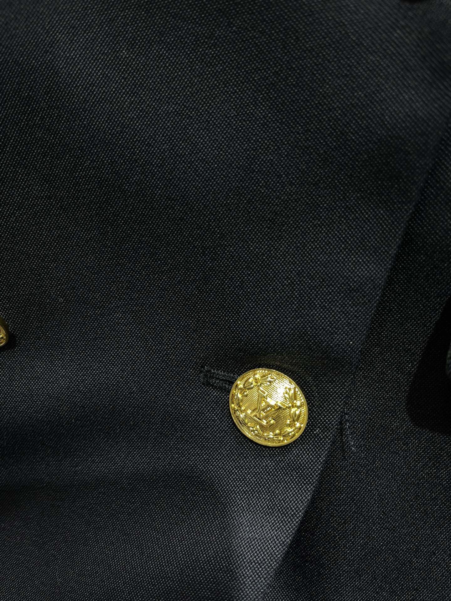 Пиджак женский в стиле Louis Vuitton тёмно-синего цвета с контрастным лацканом и золотыми пуговицами